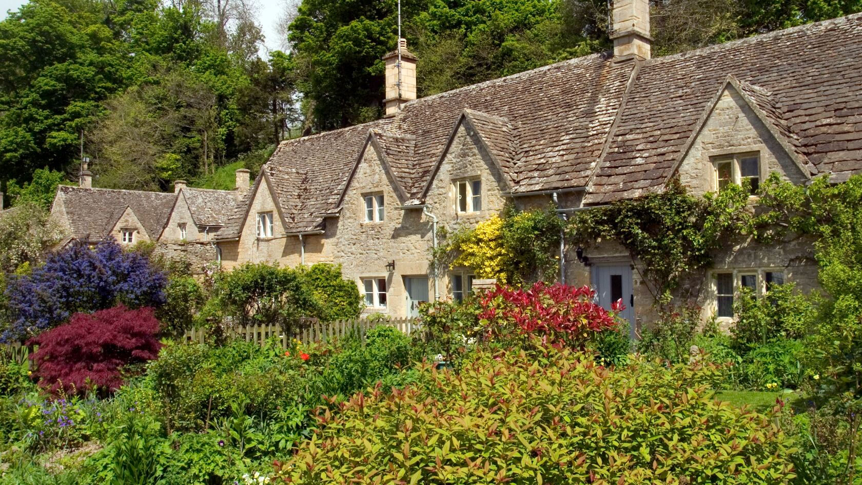 Bibury encanta con sus casas de piedra, paisajes naturales y una historia que mezcla arte, cine y tradición británica.