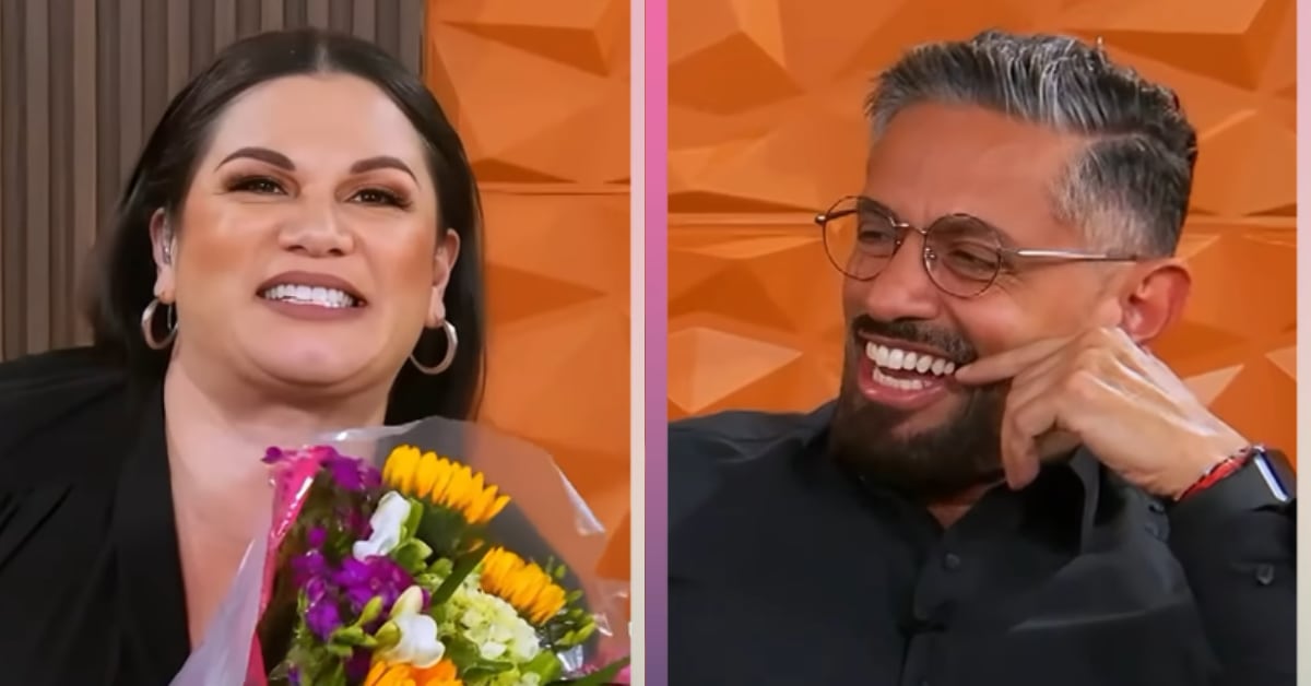 La comediante Mila Montero expresó su emoción mientras sostenía un ramo de flores y bromeaba con el conductor Randall Salazar, quien reaccionó con sorpresa y nerviosismo, aunque agradeció el gesto de Montero.