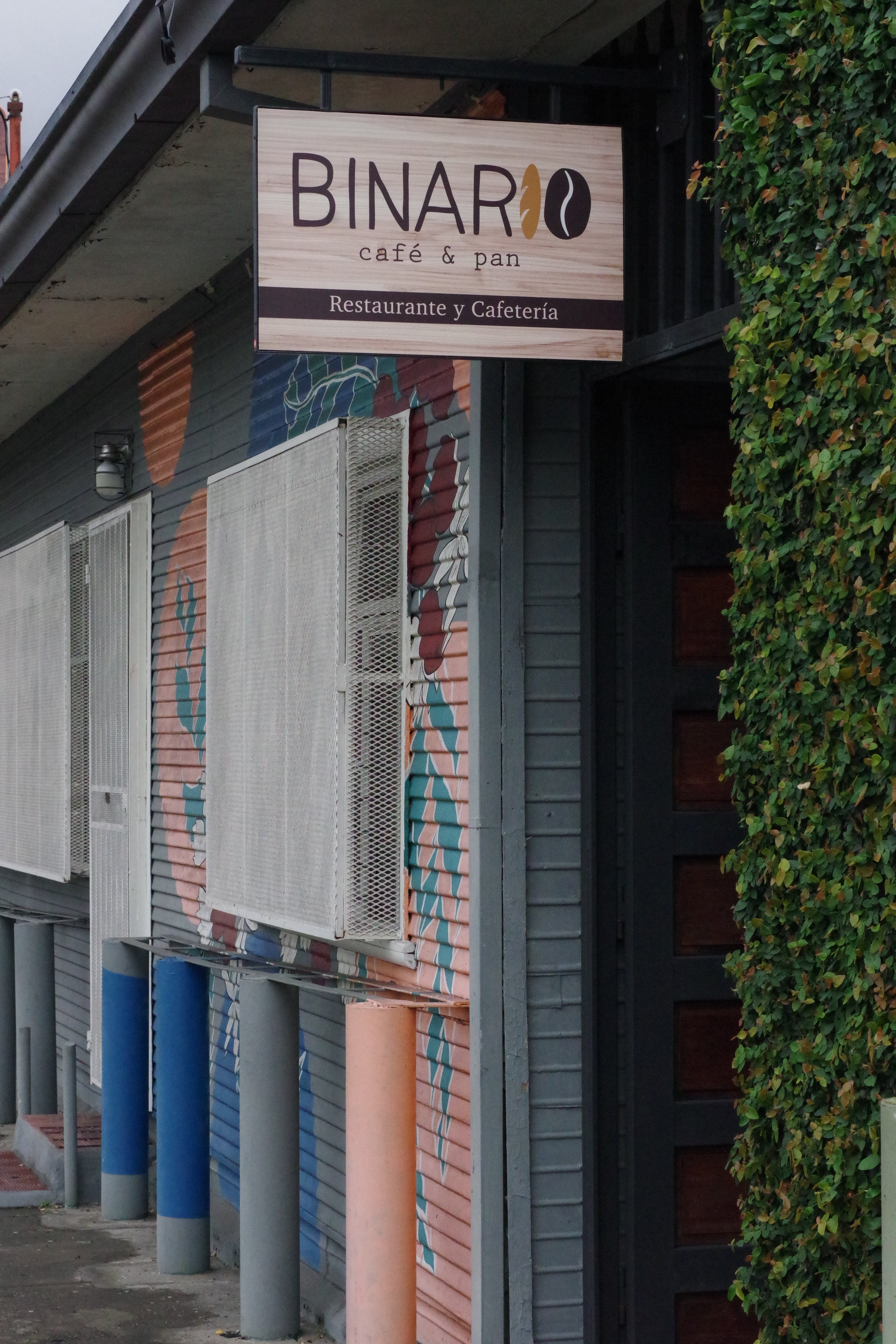 Vea bien este pequeño cartel porque es la principal seña que encontrará desde la calle para identificar Binario, un lugar que se conoce mayoritariamente gracias al boca a boca.