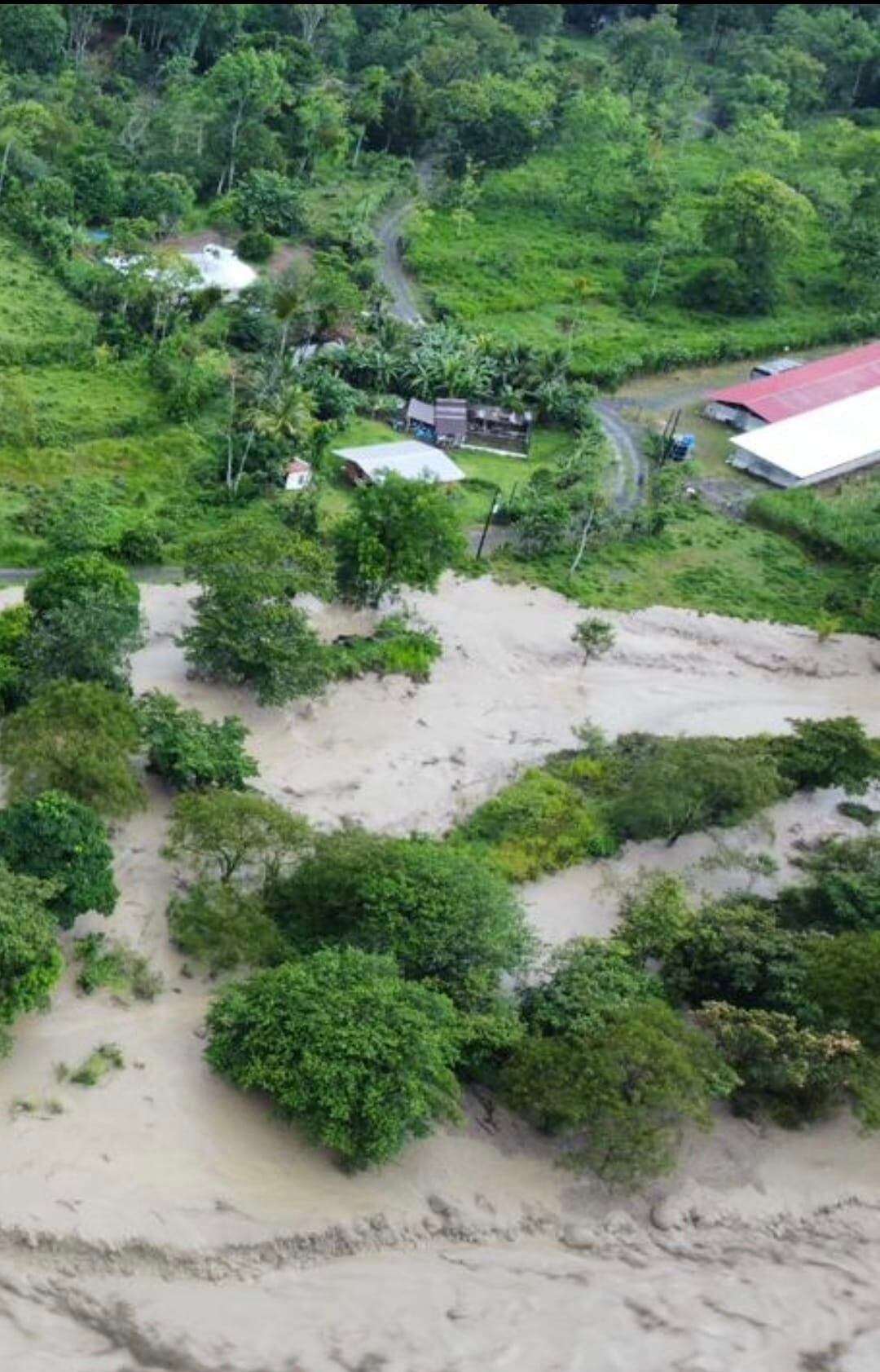 La casa y el emprendimiento de Esteban Valenciano en Aguas Zarcas estuvo cerca de ser alcanzada por la corriente de lodo en julio. Él solicita cooperación para quienes deben empezar de nuevo. Foto: Cortesía