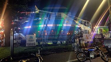 Accidente con un juego mecánico dejó tres heridos, incluyendo un bebé, en fiestas de Grecia