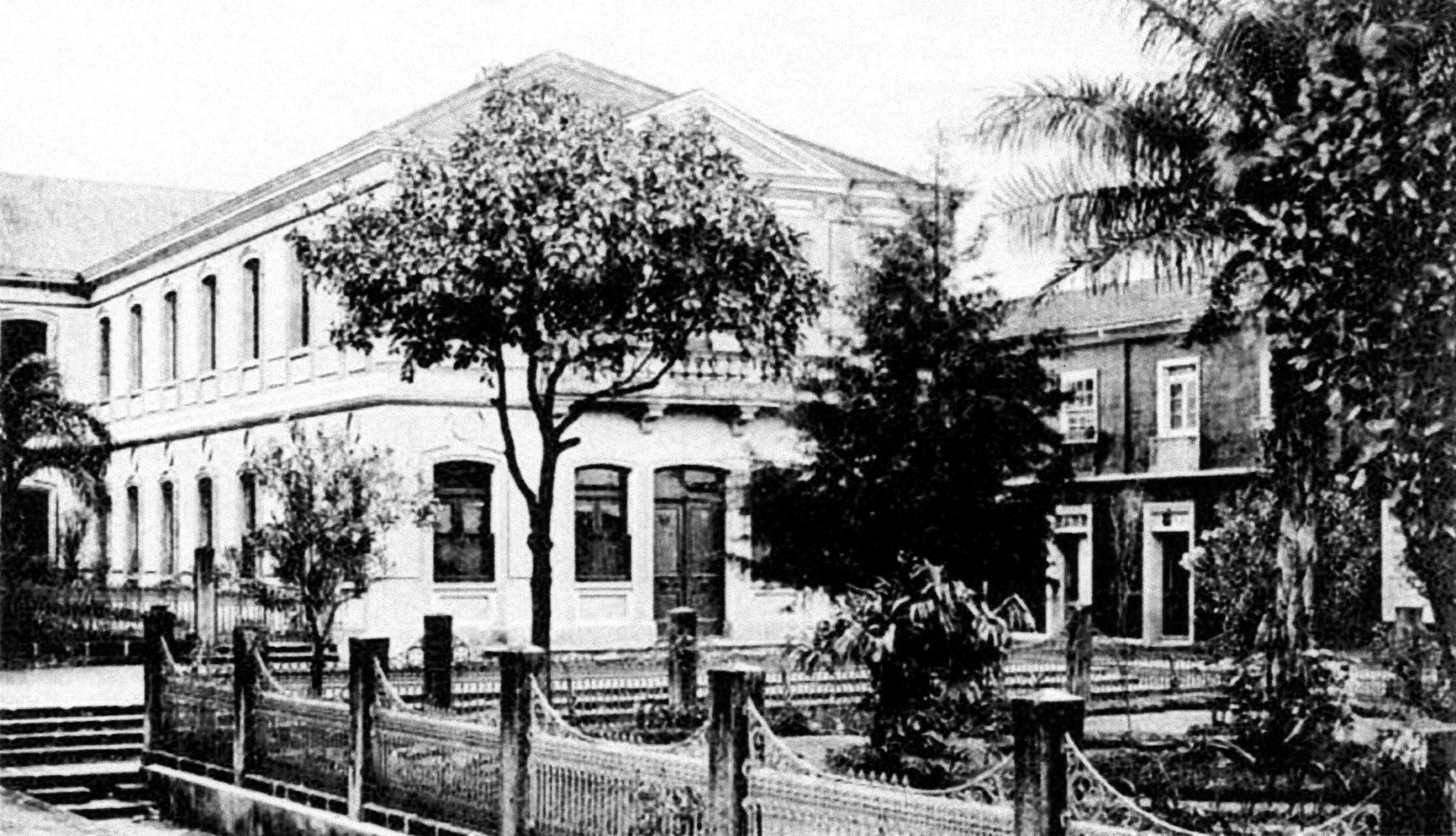 Antiguo Palacio Episcopal (1888), en la década de 1920. A la derecha, la casa donde viviera el doctor Adolfo Carit. Imagen de una tarjeta postal de época.