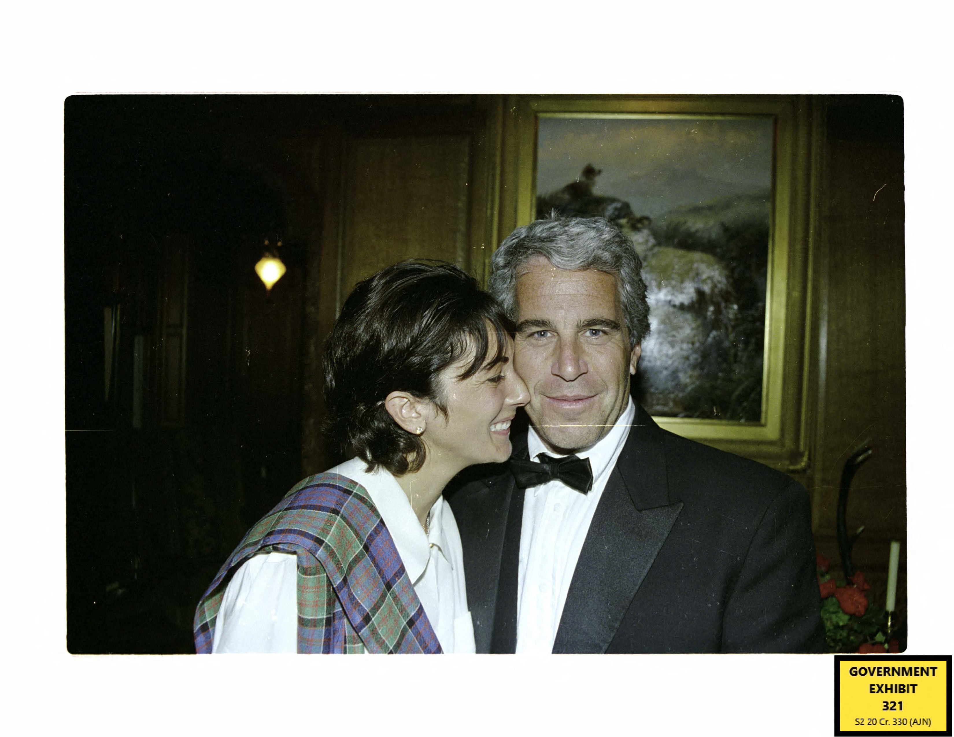 Esta imagen sin fecha, obtenida el 8 de diciembre de 2021 por el Tribunal de Distrito de EE. UU. para el Distrito Sur de Nueva York, muestra a la socialité británica Ghislaine Maxwell y al financiero estadounidense Jeffrey Epstein. Fotografía: