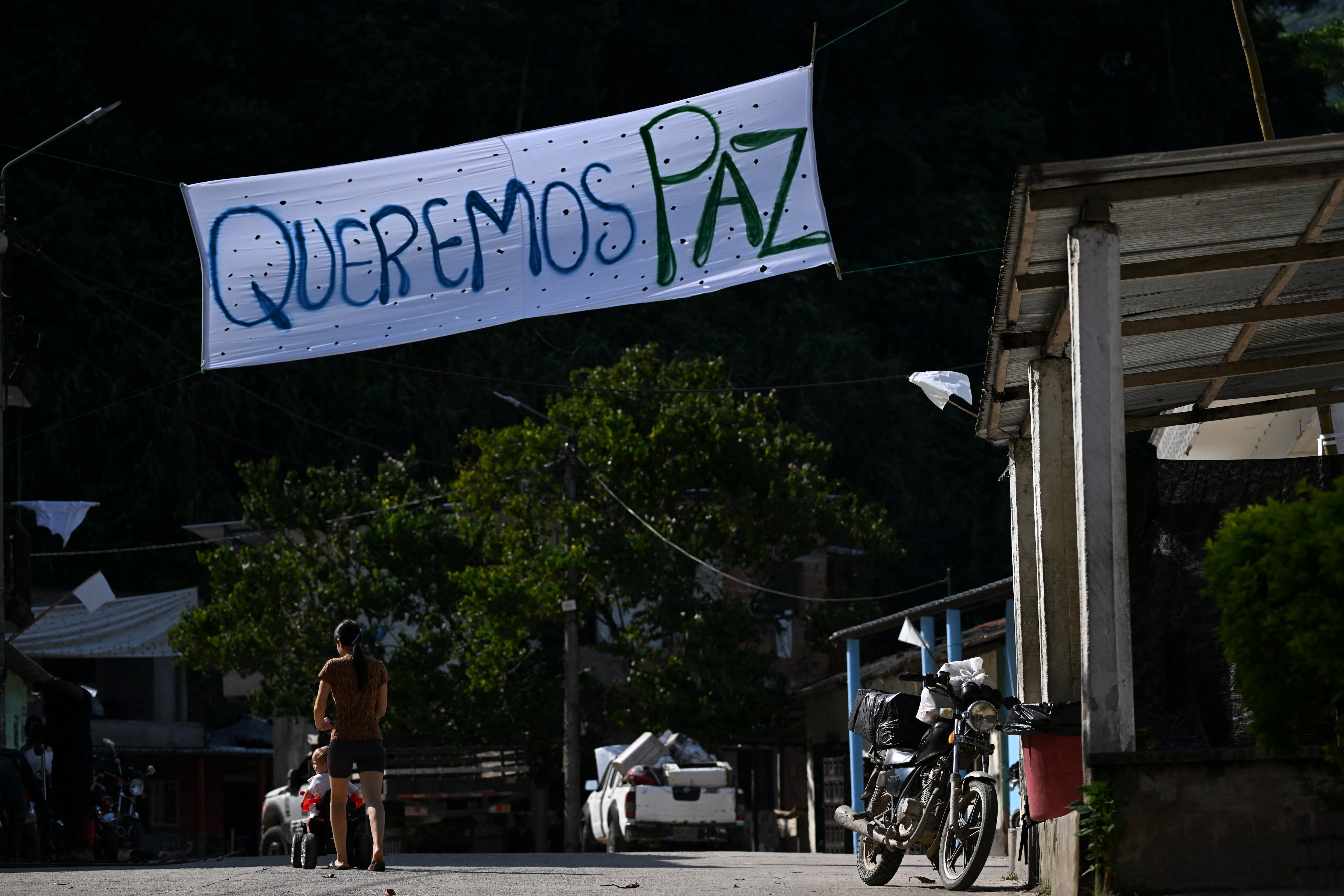 Una pancarta con la leyenda 'Queremos la paz' cuelga en una calle del municipio de Teorama, región del Catatumbo, departamento de Norte de Santander, Colombia. La reciente ola de violencia dejó más de 80 muertos en esta localidad.