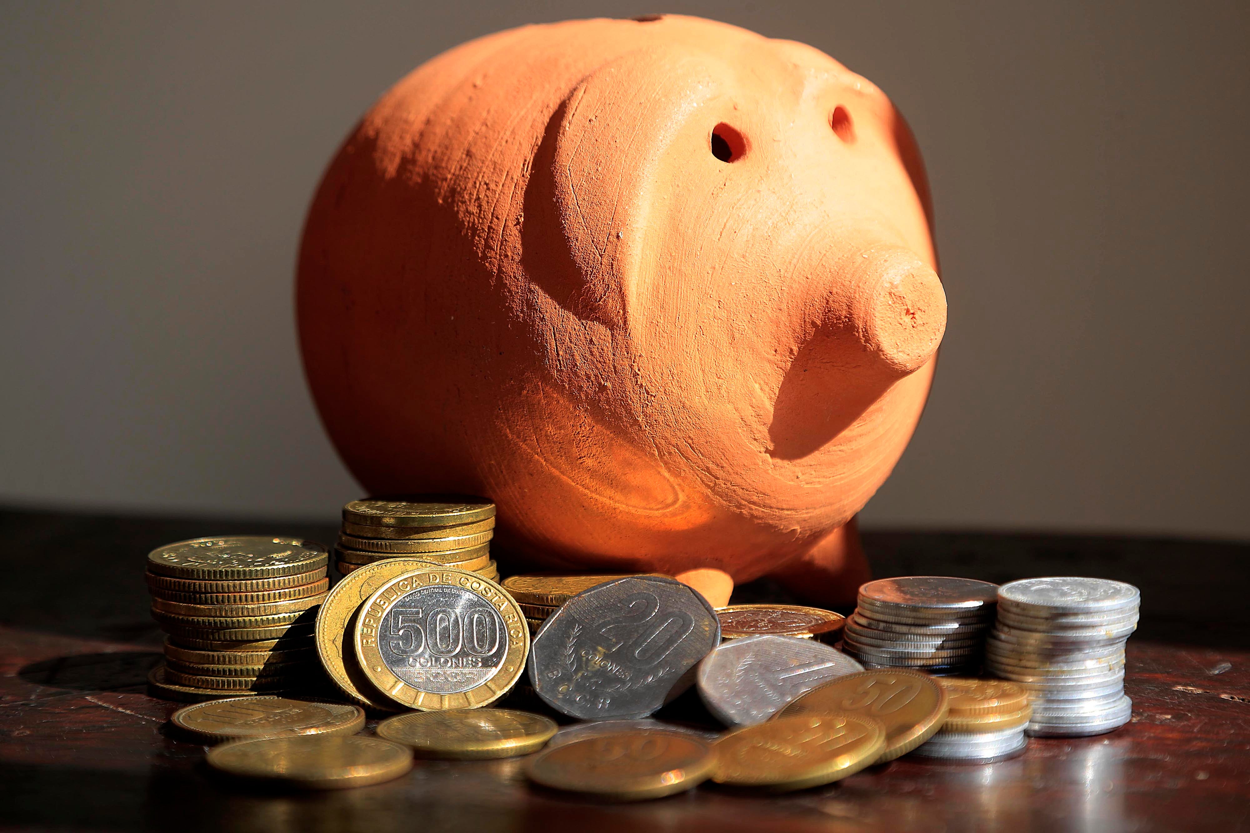 02/01/2024 Fotografías conceptuales para temas: Dinero; Ahorro; Pensión; Pensiones; Plan de retiro; Fondos del ROP; Presupuestos; Operadoras de pensiones; Retiro; Fondos de pensión; Inversión; Monedas; Alcancía; Negocios; Dinero en efectivo; IVM; Colones; Plata; Hacienda; Jubilación; Capital; Finanzas; Gasto; Economía y finanzas; Riqueza. Foto: Rafael Pacheco Granados