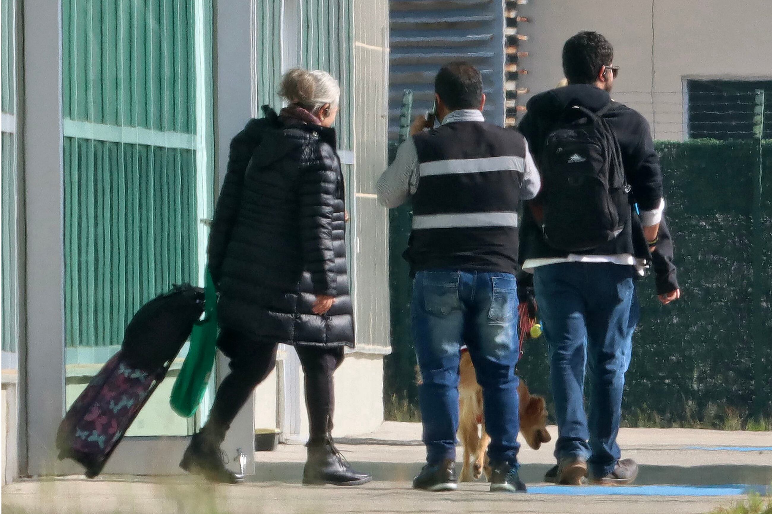Imagen publicada por API muestra a la embajadora de México en Ecuador, Raquel Serur Smeke (izq), saliendo del país en el Aeropuerto Internacional Mariscal Sucre de Quito.