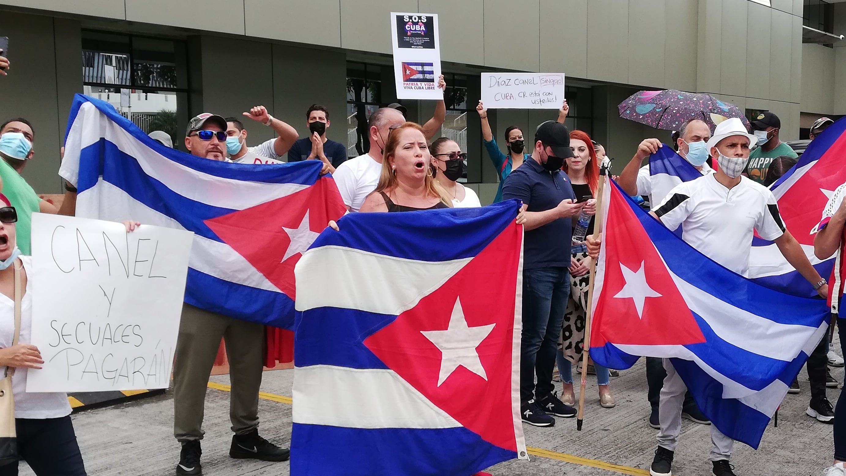 Manifestación pacífica que este 13 de julio organizó la comunidad cubana que vive en Costa Rica en la cual pidieron por un alto a las muertes de sus paisanos en la isla y el fin de la dictadura.