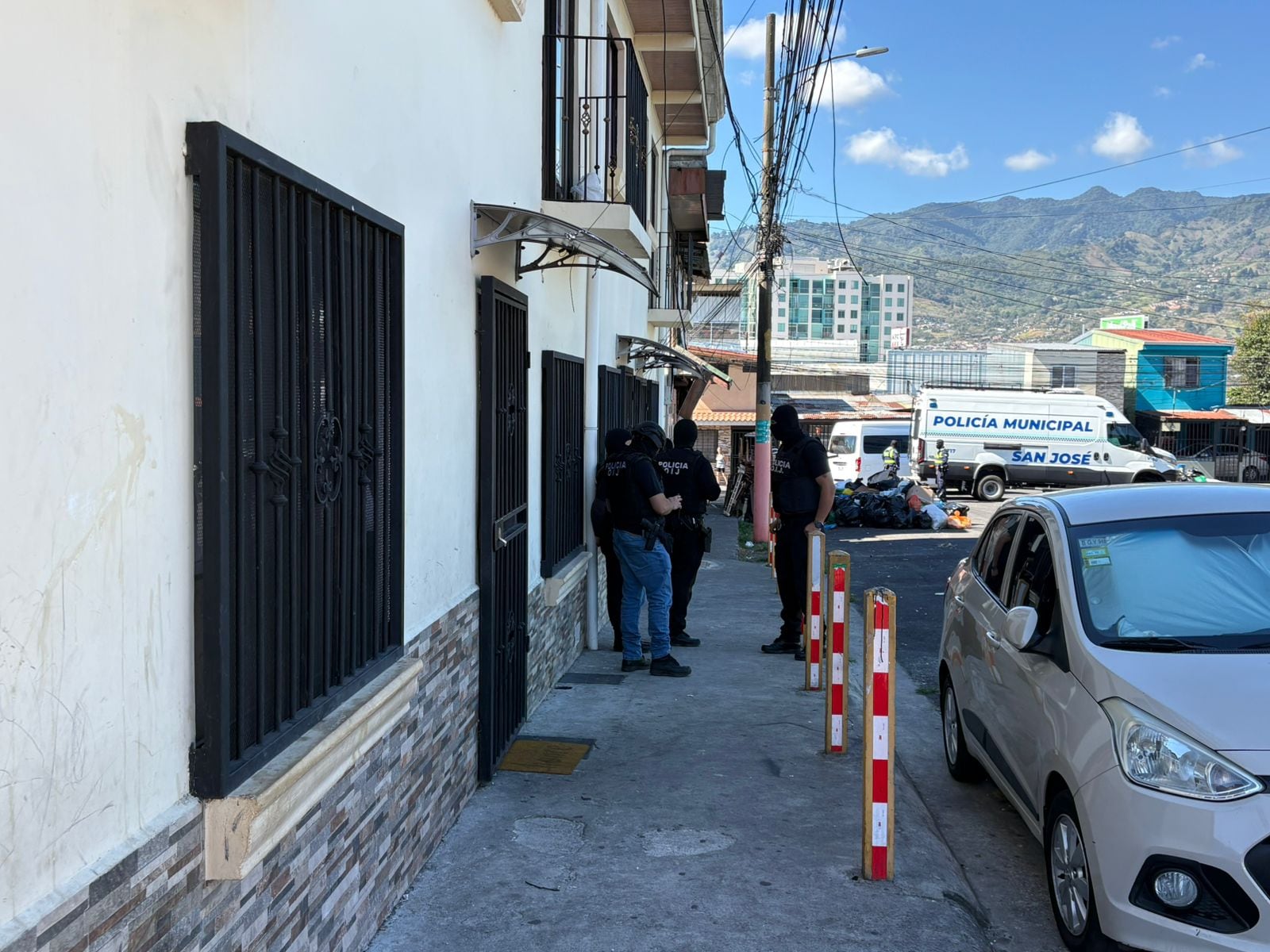 Las autoridades buscan evidencia vinculada a la venta de drogas y posibles extorsiones a vecinos en la zona.