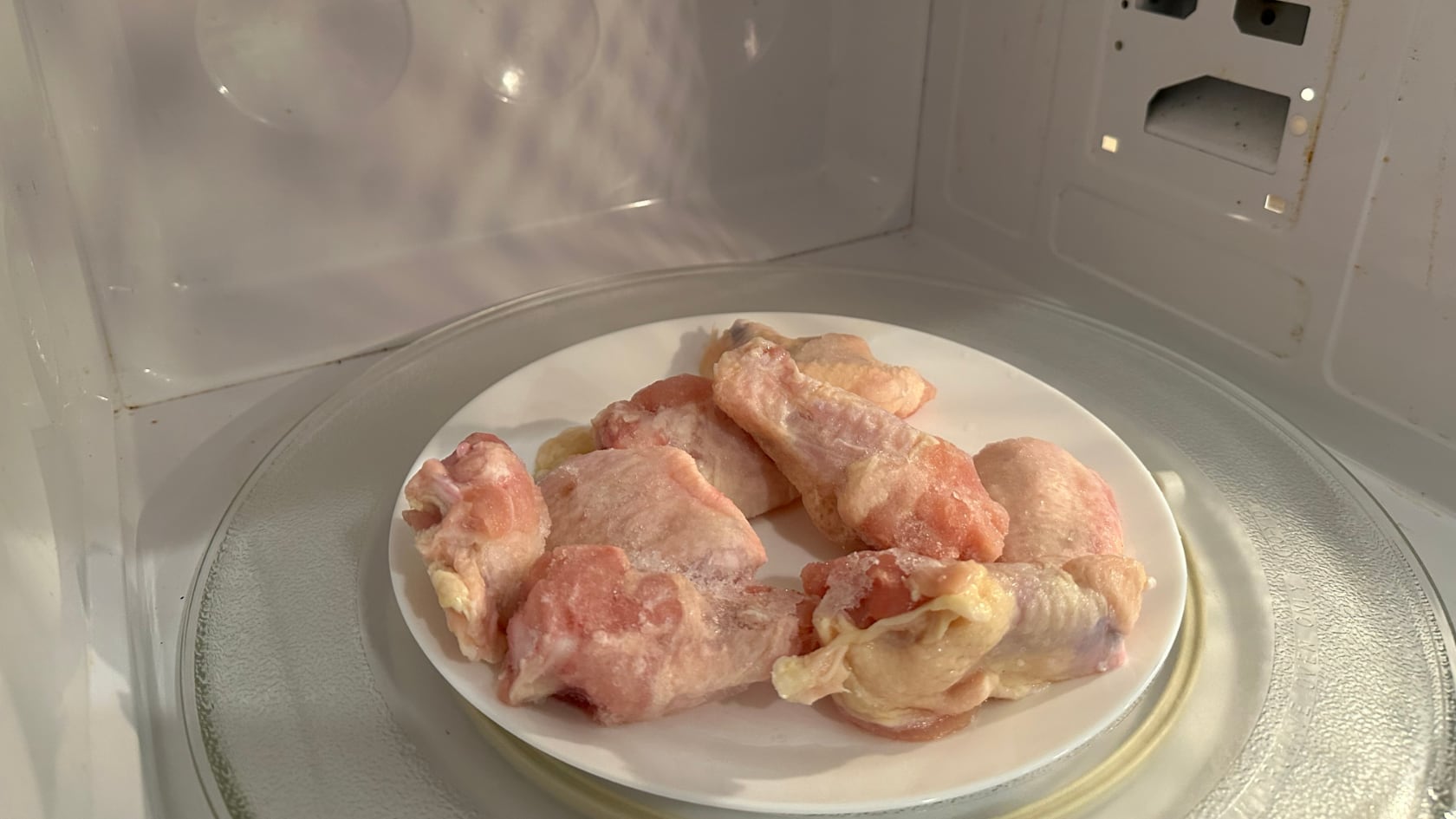 El microondas descongela en menos tiempo, pero puede afectar la textura y el sabor, sobre todo en carnes, que tienden a secarse.