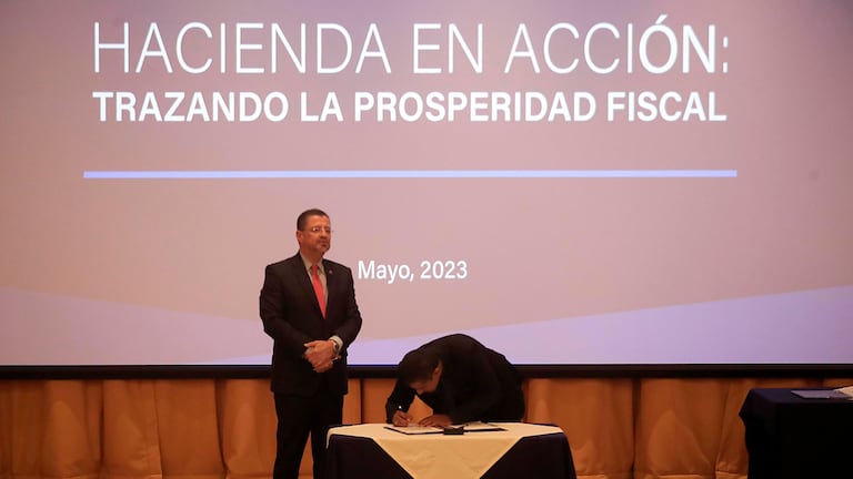 Renta, IVA, exoneraciones y deuda pública: las coincidencias entre el FMI y el plan fiscal de Rodrigo Chaves del 2023