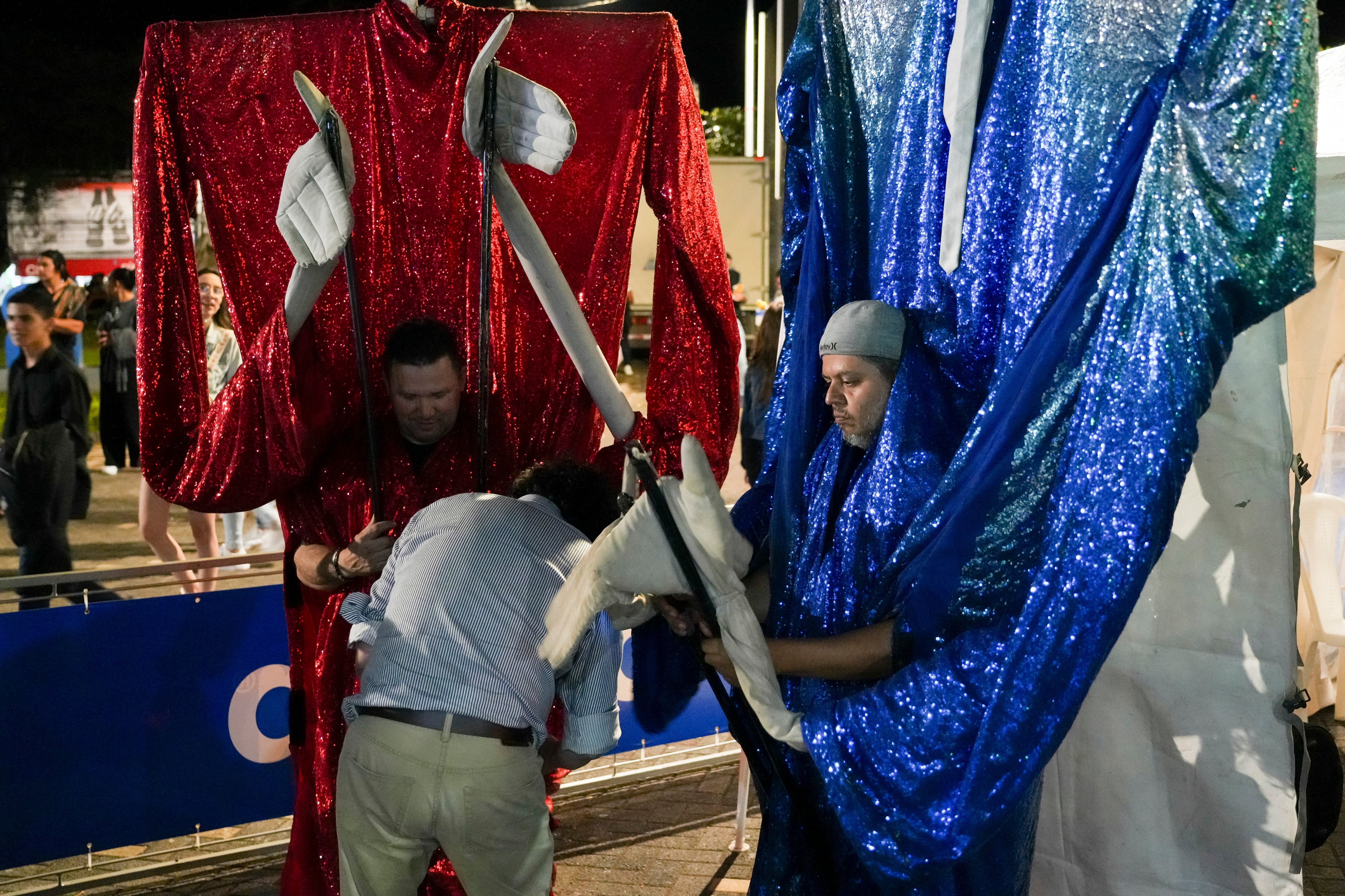 Fotografías de una gira de tres conciertos del grupo Los Ajenos en La Sabana, Puriscal y Pedregal. Imágenes de los artistas en escena, del detrás de bambalinas, la microbús y las cenas.