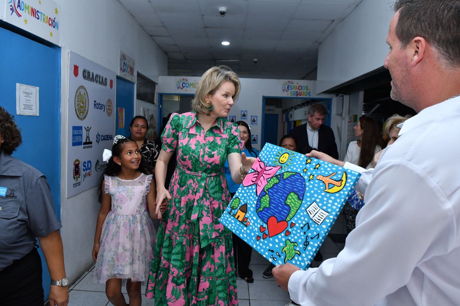 Durante su visita en Costa Rica, la Reina Matilde habló de fútbol con un niño y recibió un cuadro pintado por los menores.