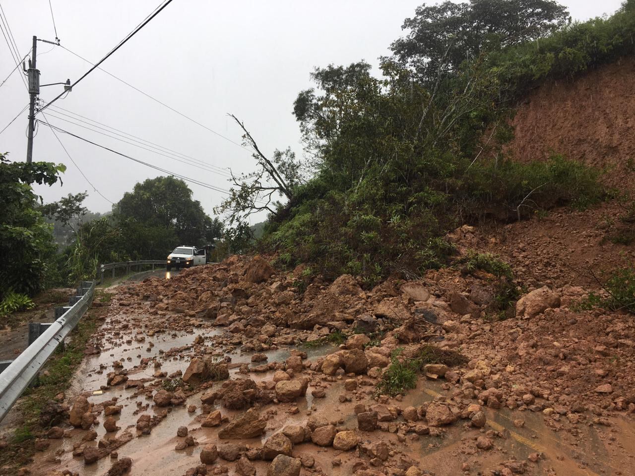 En el tramo Sabalito - Las Mellizas, en Coto Brus, está uno de los deslizamientos activos a los que la CNE sigue la evolución. Este miércoles hubo un desprendimiento sobre la vía principal. Foto: Cortesía Conavi.