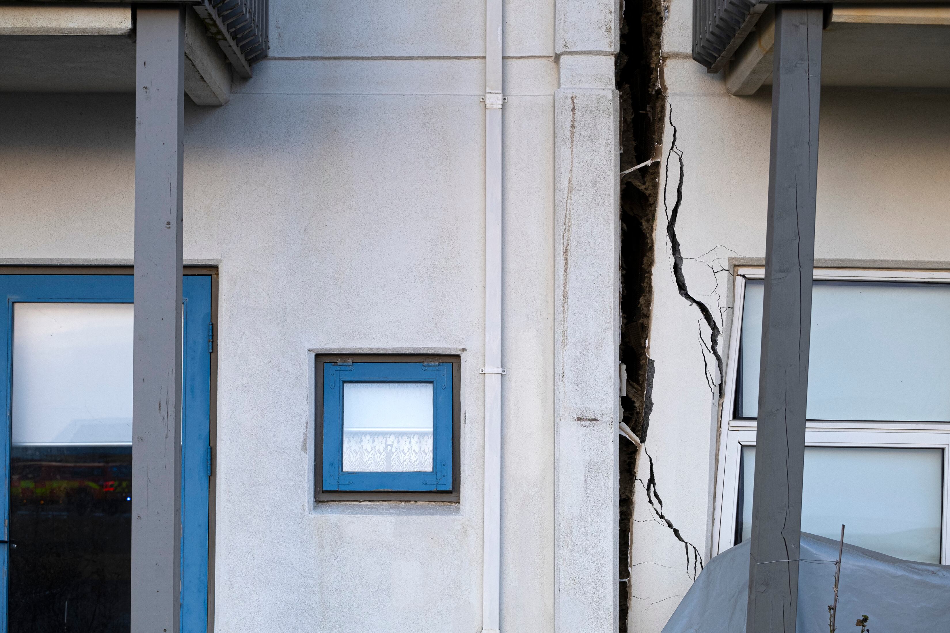 La actividad sísmica dañó carreteras y edificios en la ciudad situada a 40 kilómetros al suroeste de la capital, Reikiavik en Islandia.