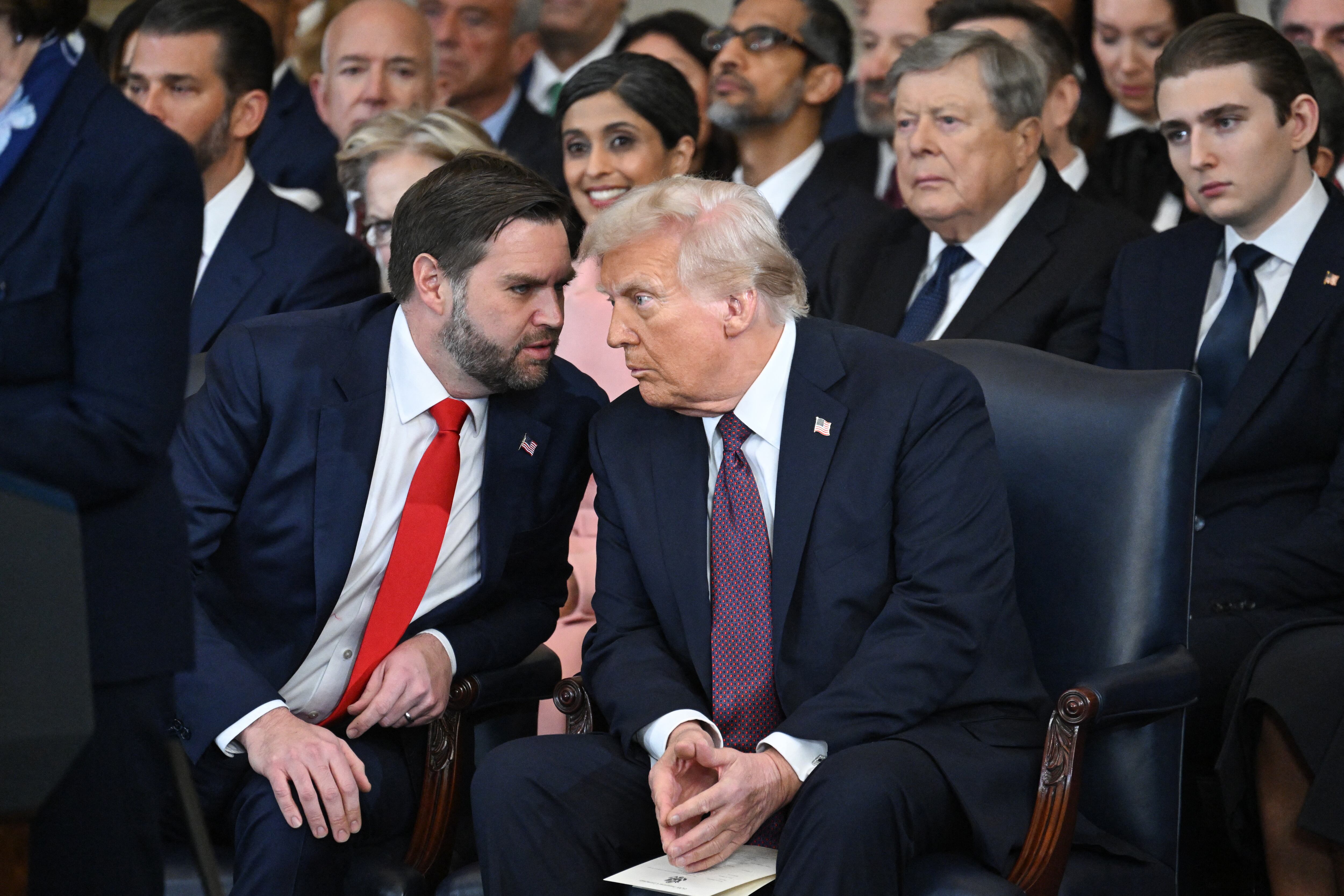 El presidente de los Estados Unidos, Donald Trump, y el vicepresidente, J.D. Vance, durante la ceremonia de investidura en la Rotonda del Capitolio de los Estados Unidos. Fotografía:
