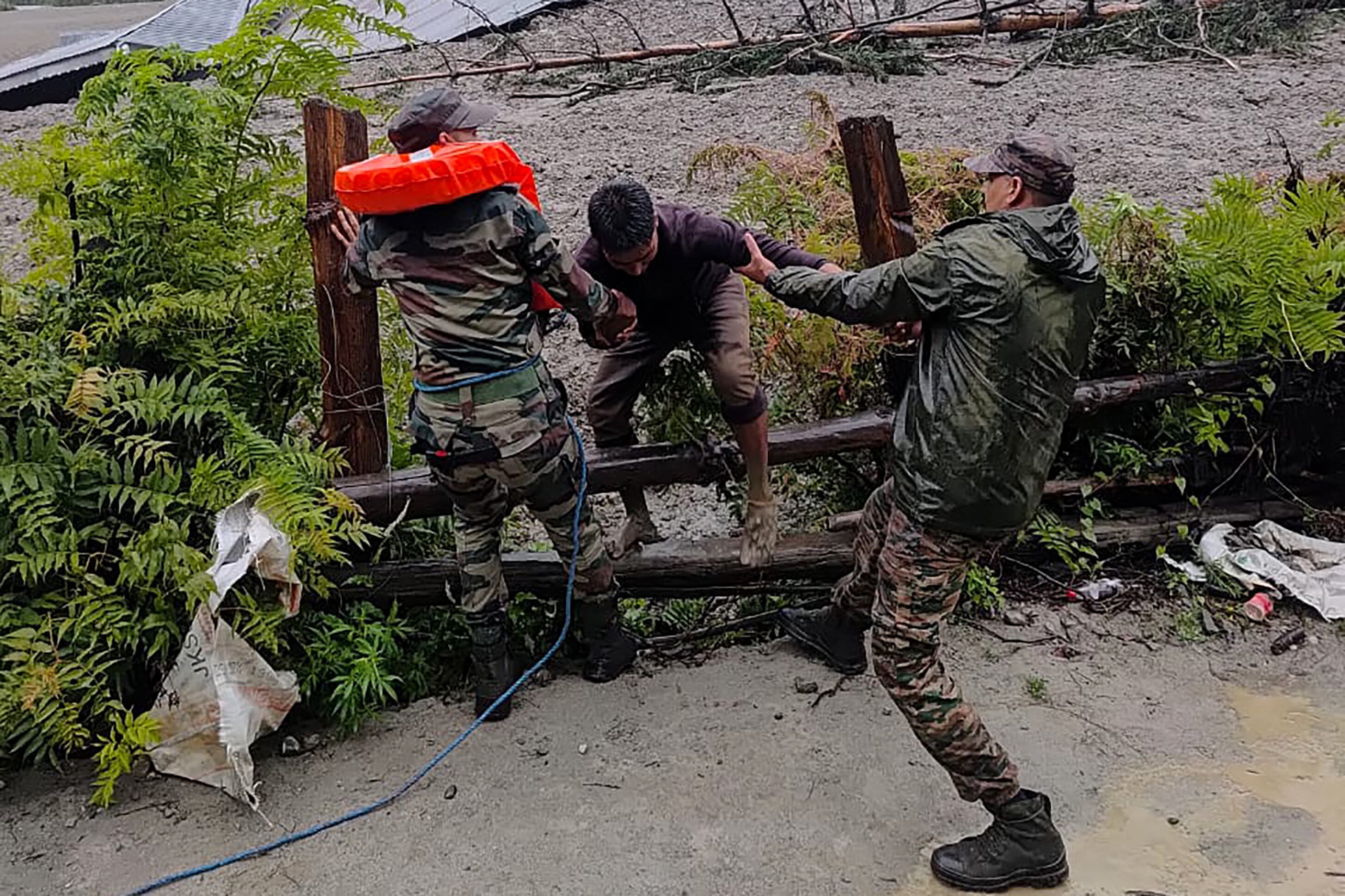 Miembros del ejército de la India rescatan a una persona tras la avalancha en el estado de Uttarakhand, en el Himalaya.