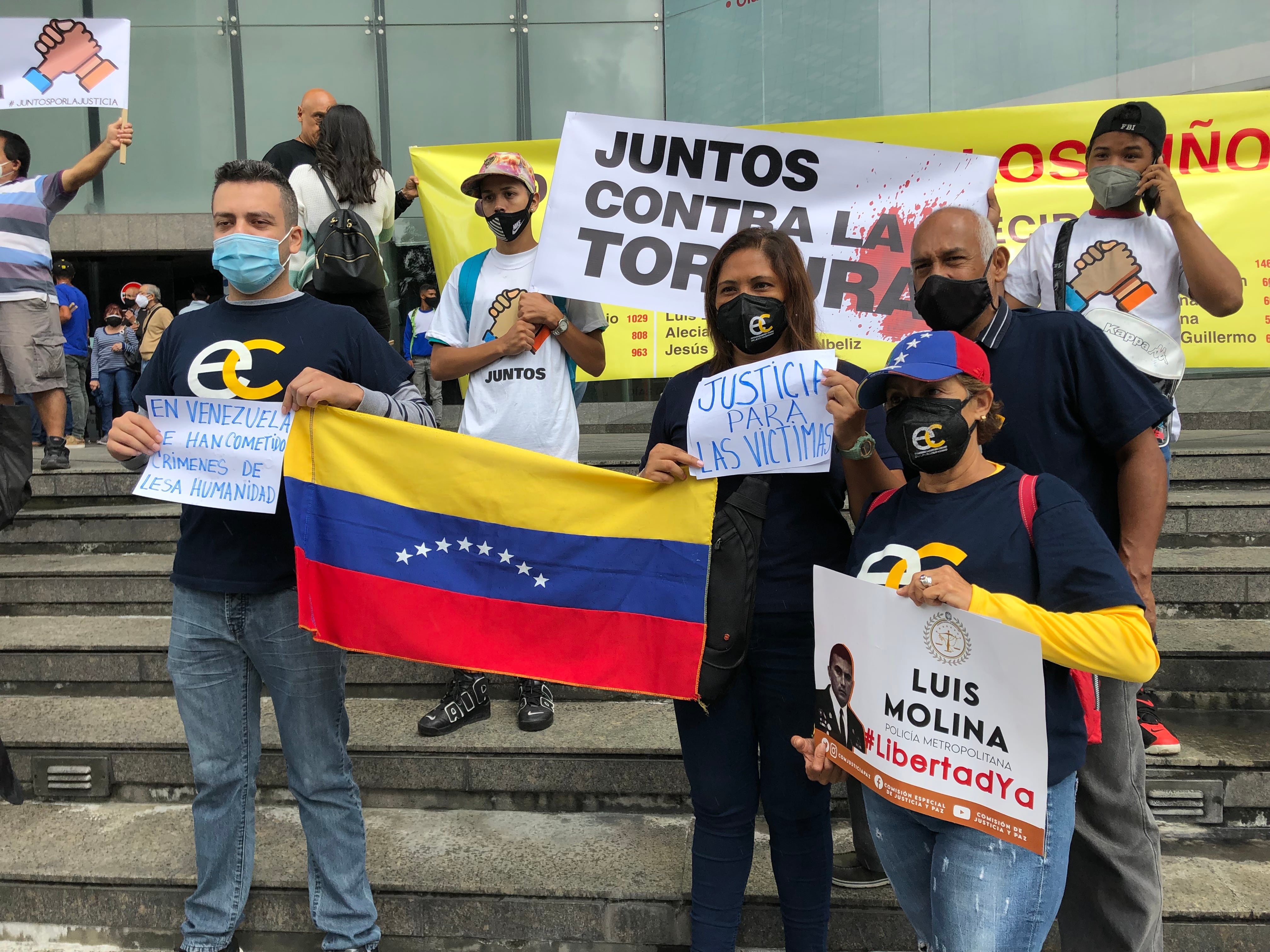 Foto del 29 de octubre de 2021 en Caracas, Venezuela. Ciudadanos protestan contra la tortura de presos políticos con motivo de la visita a ese país de Karim Asad Ahmad Khan es un abogado británico y especializado en derecho penal internacional y derecho internacional de los derechos humanos