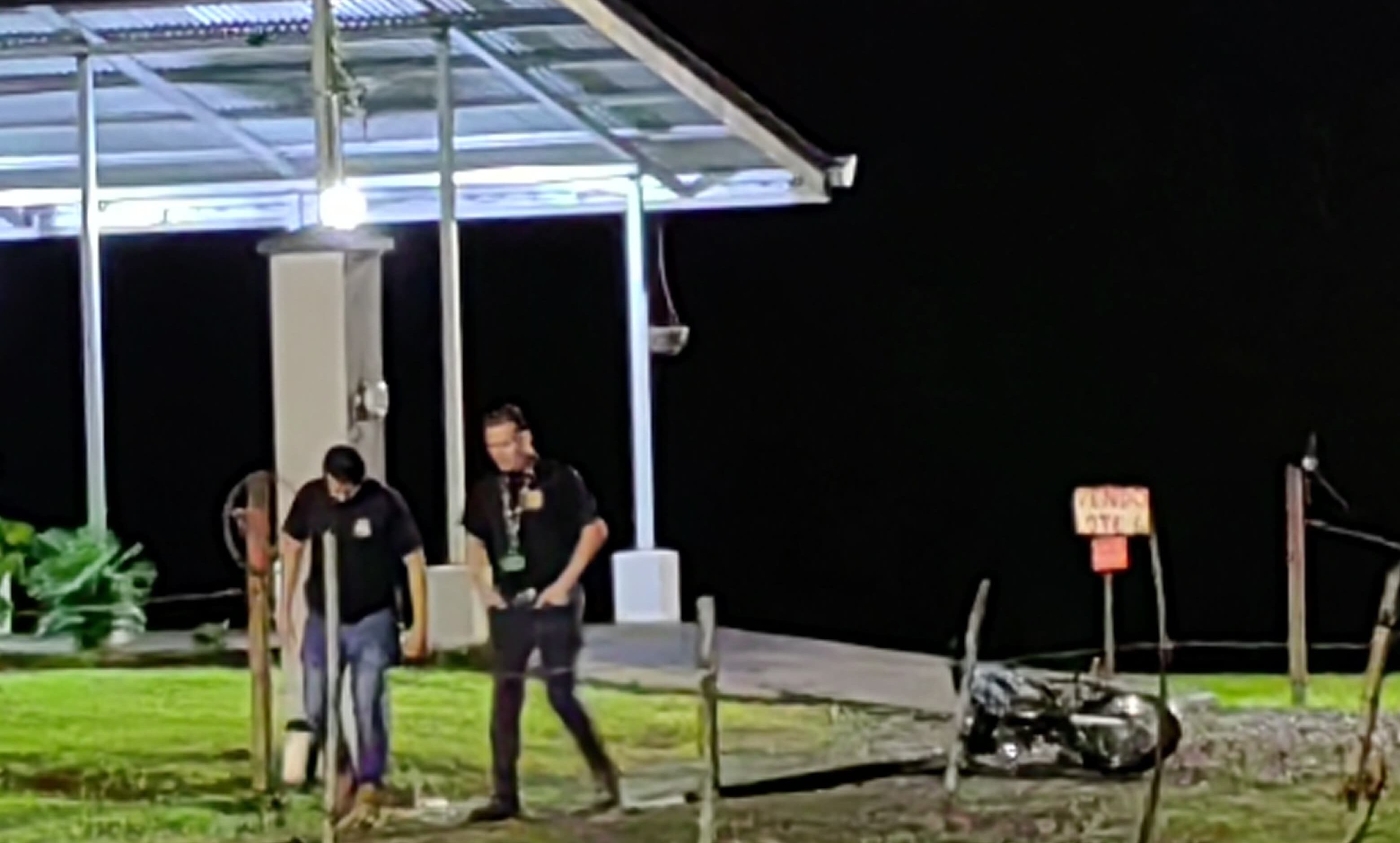 Agentes del OIJ en la vivienda donde ocurrió el ataque revisaron la escena en busca de indicios. Fotografía: