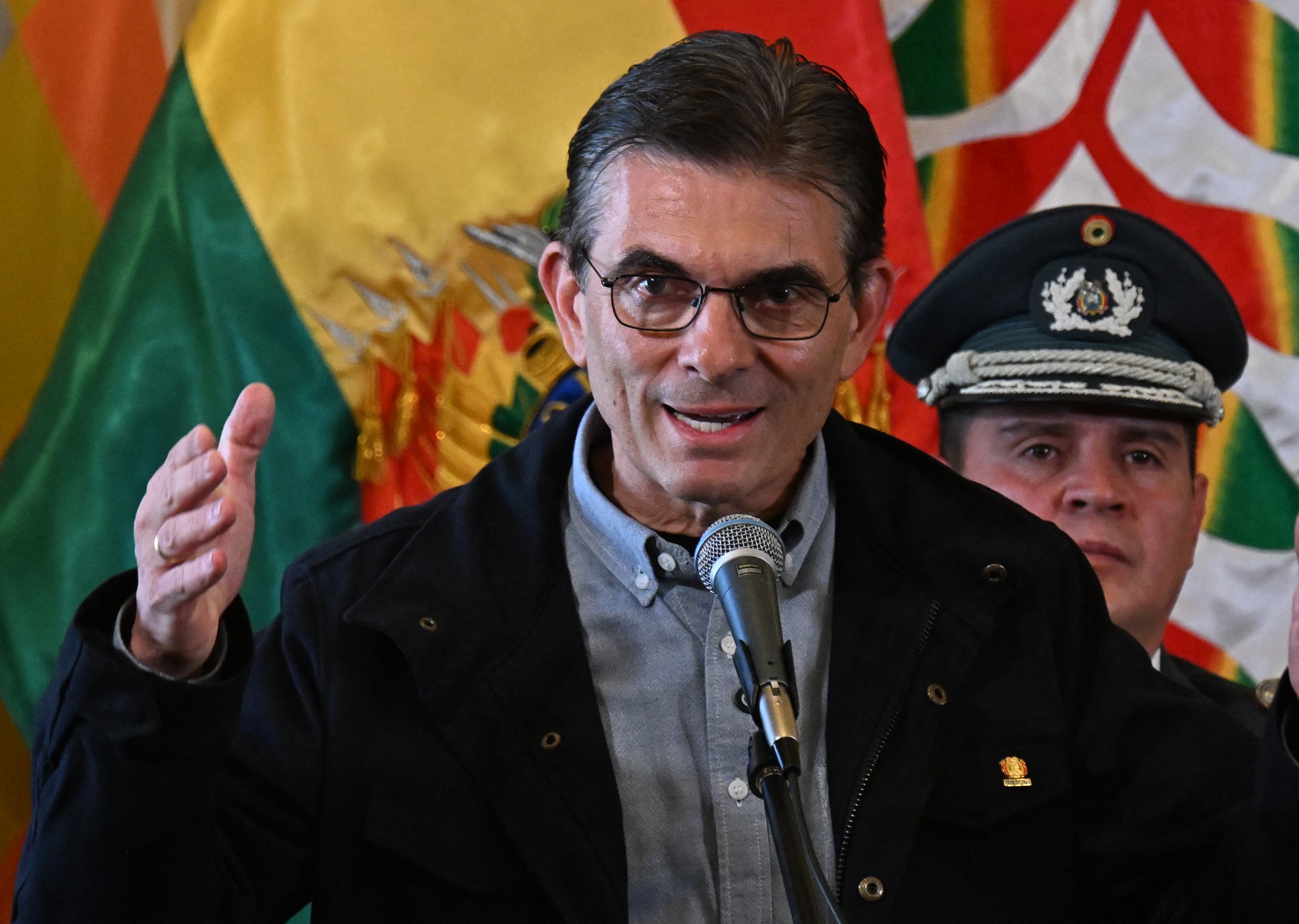El presidente boliviano Rodrigo Paz pronuncia un discurso durante la ceremonia de juramentación de Ernesto Justiniano Urenda (Foto de Aizar RALDES / AFP)
