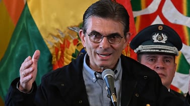 Presidente de Bolivia busca habilitar a militares para levantar bloqueos de rutas ante protestas masivas contra gobierno