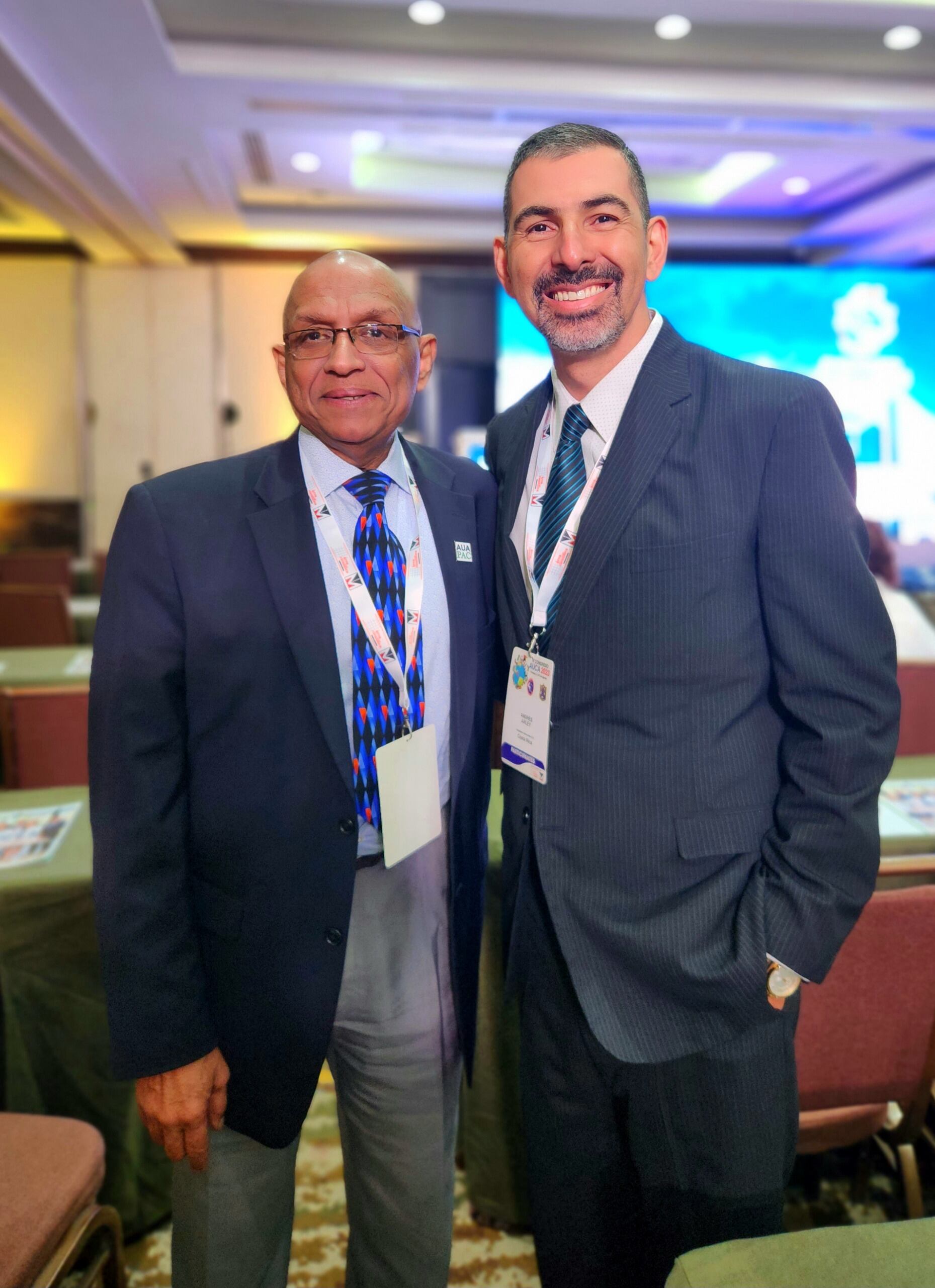 Médicos urólogos Raju Thomas, de India y radicado en Estados Unidos, y Andrés Arley Vargas, en congreso médico en San Salvador