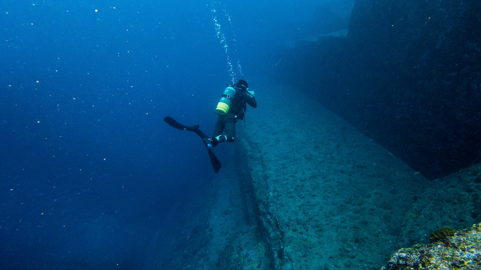 El Monumento Yonaguni en Japón sorprende por sus escalones y terrazas submarinas. Investigaciones recientes apuntan a un origen natural.