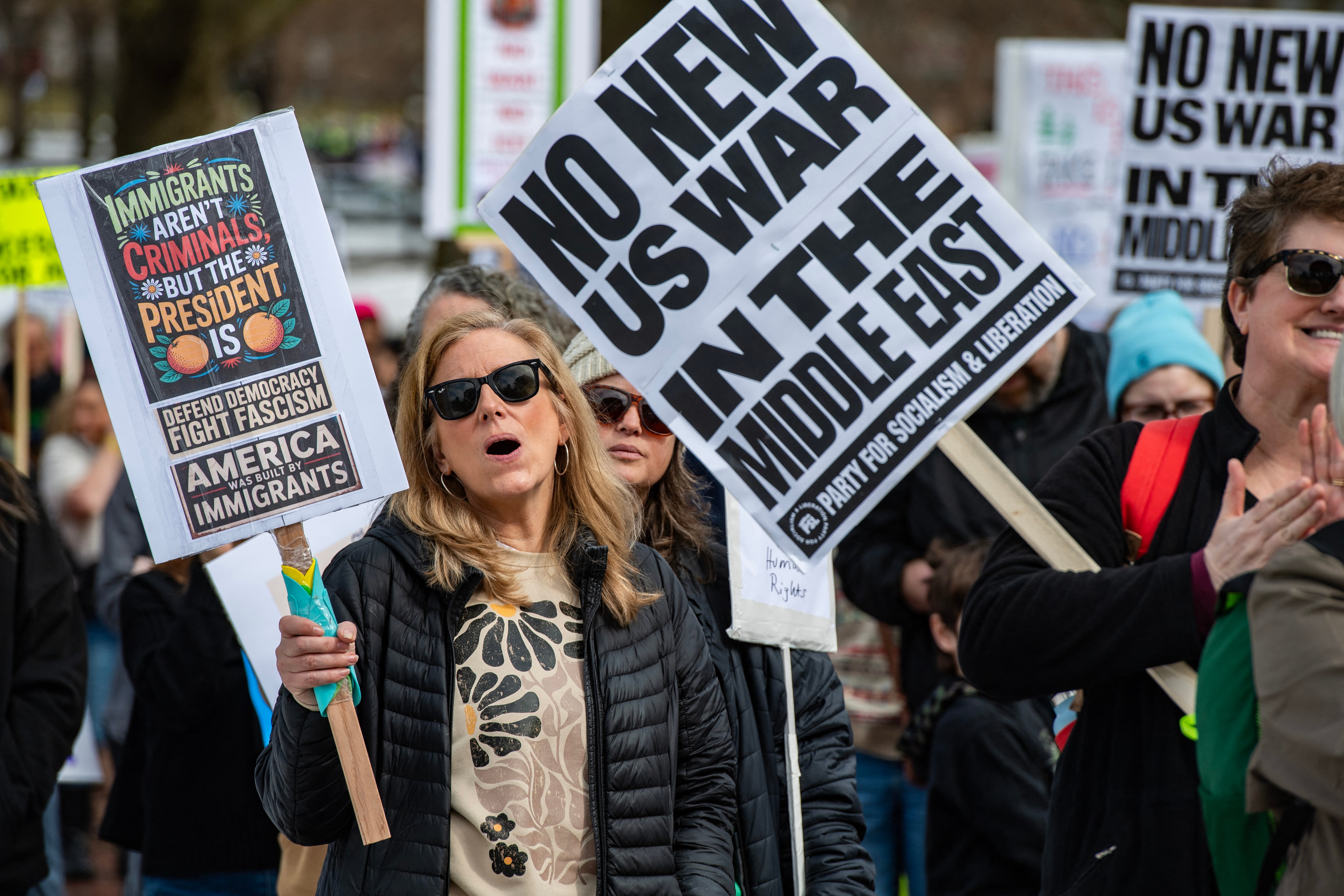 Manifestantes con carteles contra la guerra en Irán vitorearon durante una marcha del Día Internacional de la Mujer contra el fascismo en el parque Boston Common en Boston, Massachusetts, este 8 de marzo.