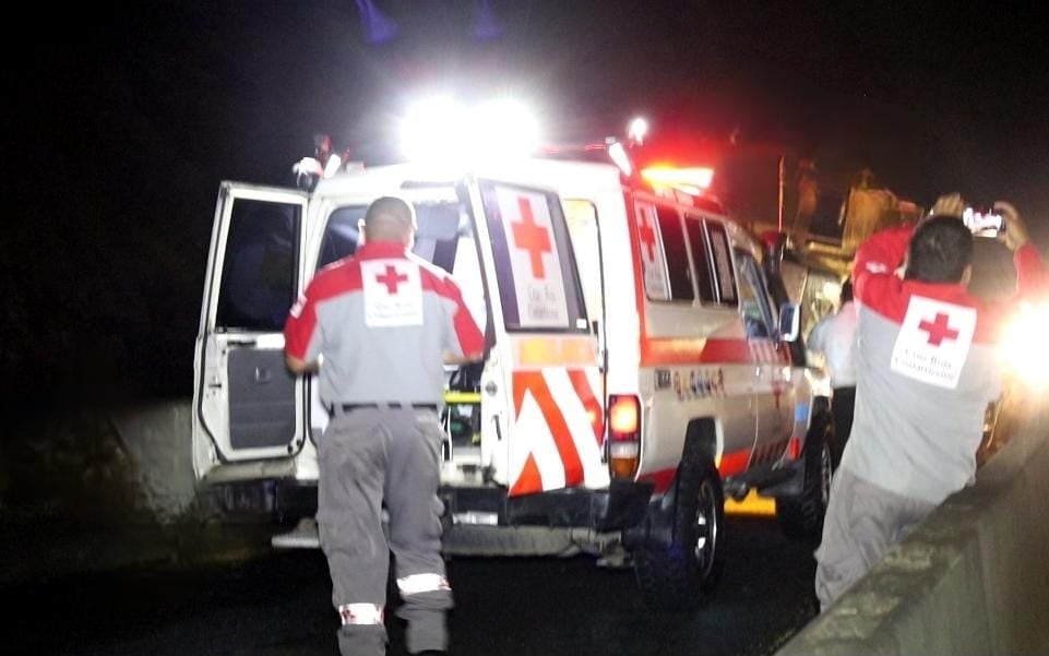 Personal de Cruz Roja atendieron la escena de una balacera ocurrida en Cuba Creek, donde un hombre murió y otro resultó gravemente herido.