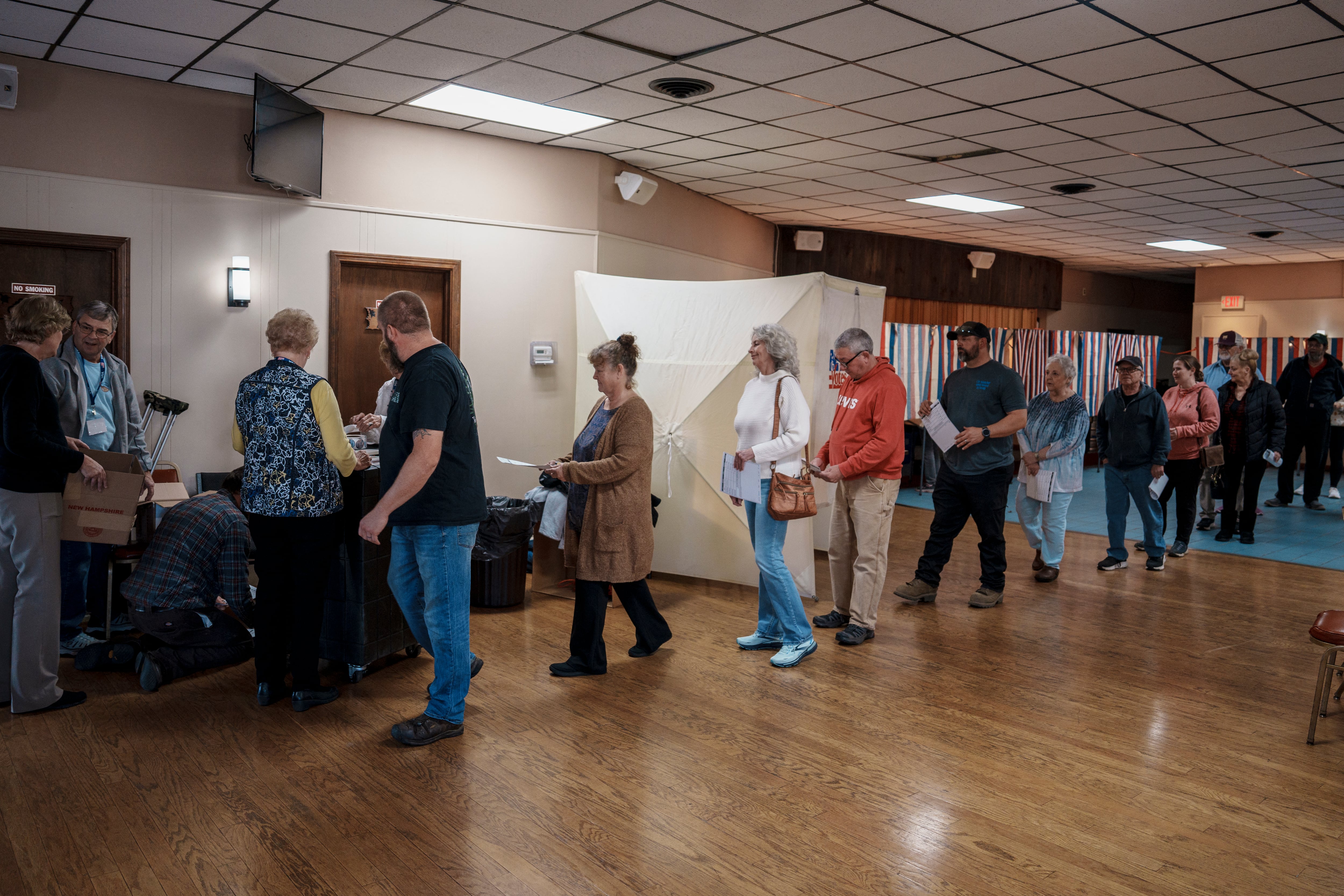 Los votantes esperan para emitir su voto en el distrito electoral 3 el 5 de noviembre de 2024 en Berlín, Nuevo Hampshire.
