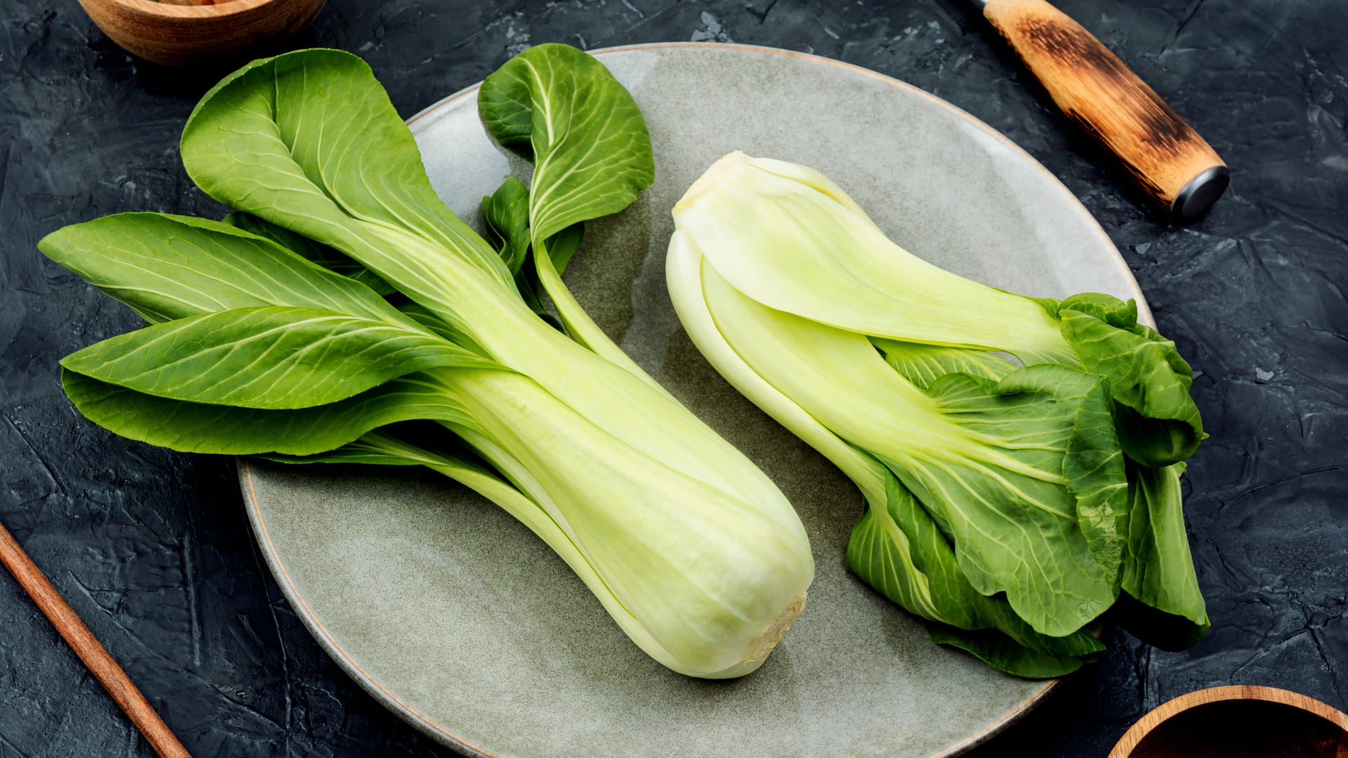 Esta crucífera combina calcio, vitamina K y bajo aporte calórico. Especialistas explican por qué beneficia huesos y metabolismo.