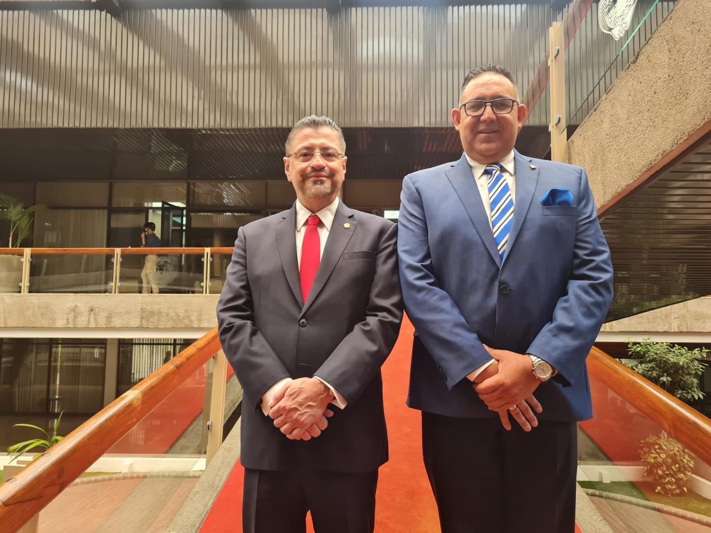 Fotos de Leslye Bojorges con Rodrigo Chaves