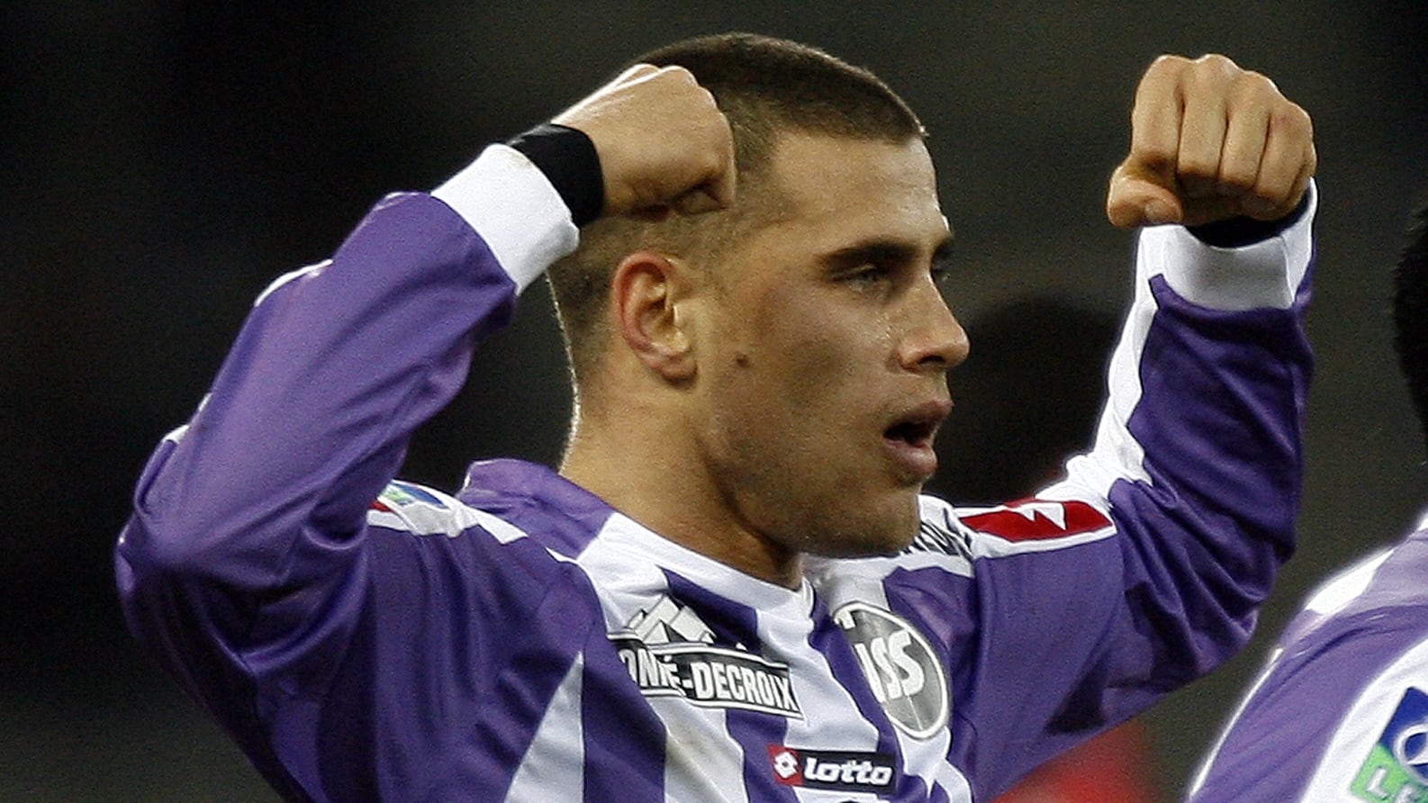 (ARCHIVOS) El mediocampista francés del Toulouse, Bryan Bergougnoux, celebra tras anotar un gol durante el partido de la Ligue 1 de Francia entre el TFC y Lille en el Stadium de Toulouse, en el suroeste de Francia, el 10 de febrero de 2007. Bergougnoux, quien jugó para el Toulouse FC y el Lyon —club con el que ganó tres títulos de la liga francesa—, murió en Toulouse el 29 de mayo de 2026 a los 43 años, según una fuente cercana al exjugador. (Foto: PASCAL PAVANI / AFP)