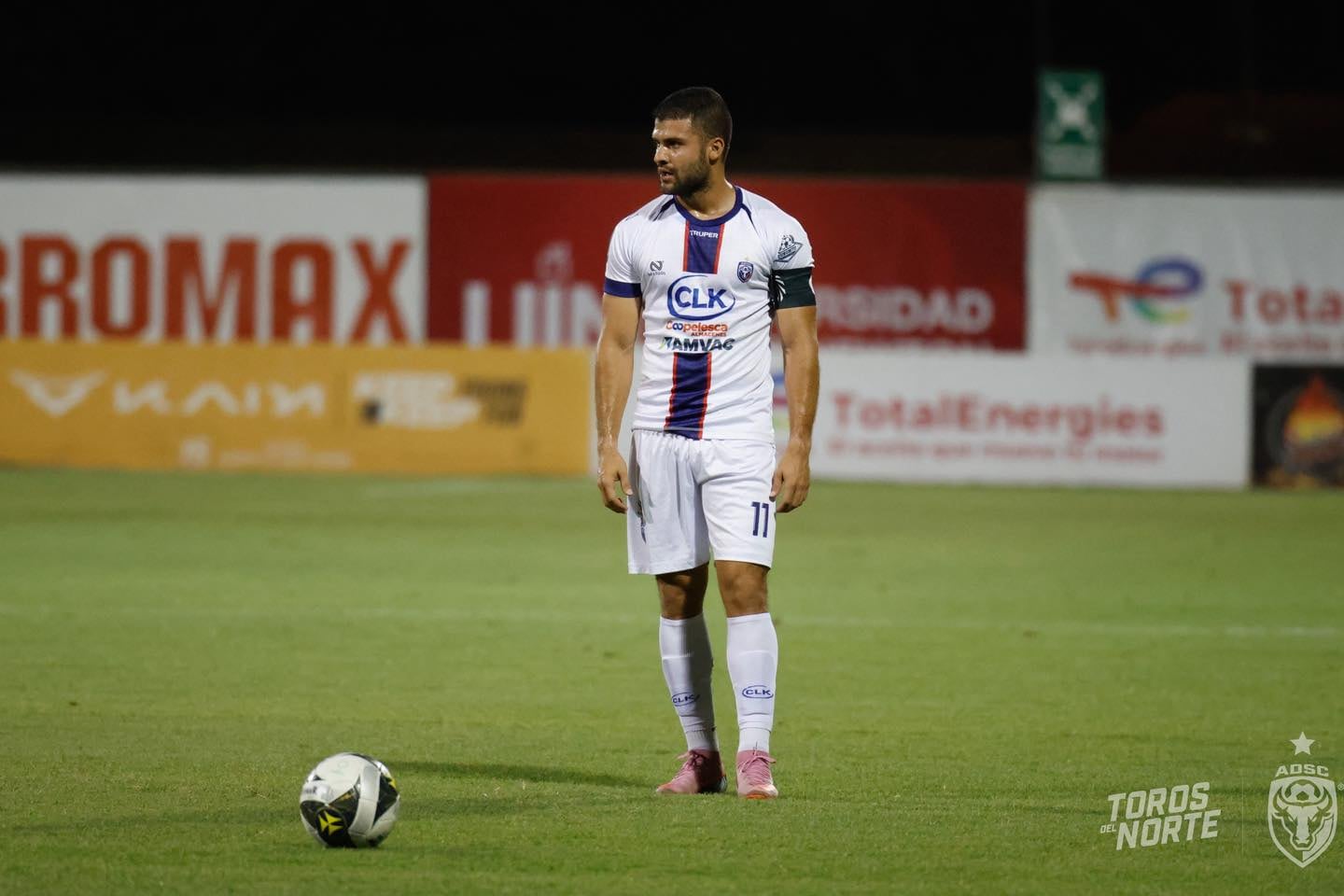 Roberto Córdoba es el capitán de San Carlos, esta imagen es del duelo contra Liberia.