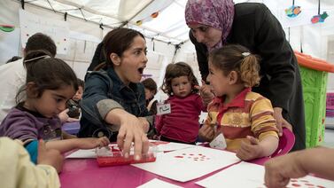 Salma Hayek conoce Líbano y visita a los refugiados sirios en ese país