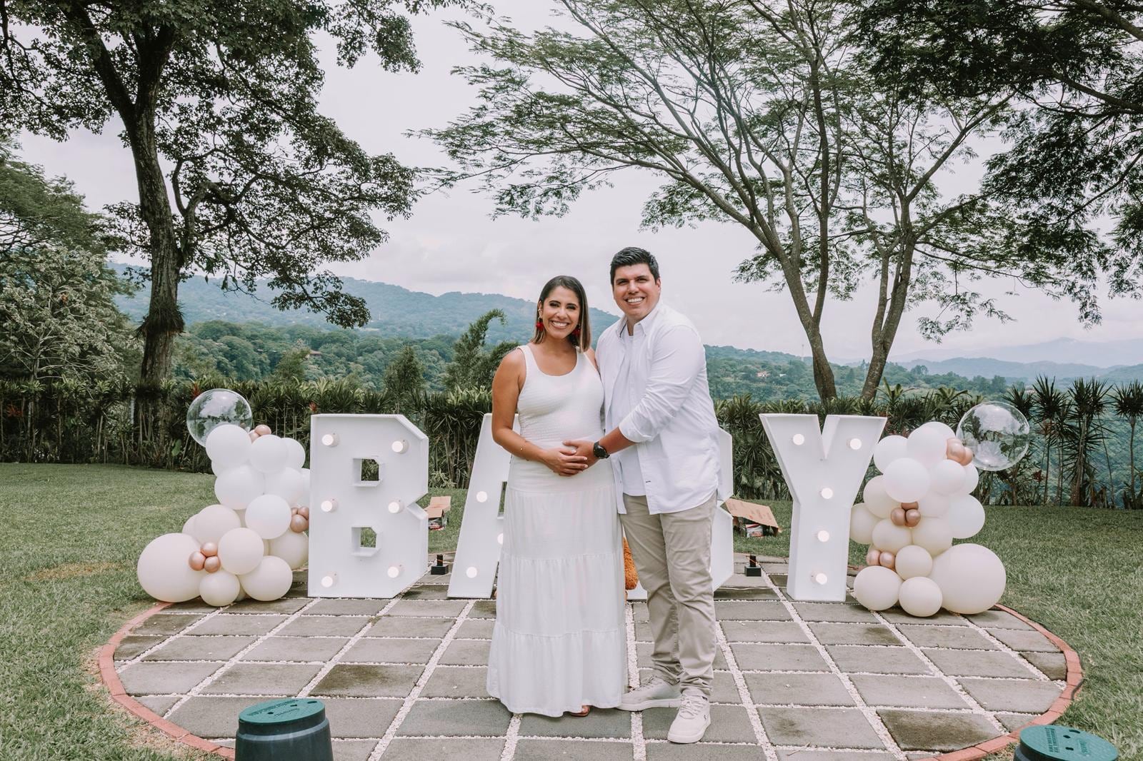 Periodistas Gabriela Durán y Kevin Barrantes esperan su primera hija