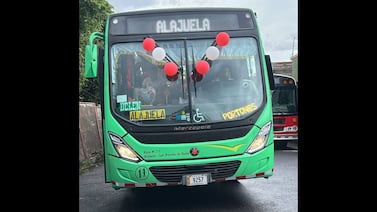 Lo que hizo este chofer de bus de Alajuela dejó impresionadas a las pasajeras en el Día de la Madre