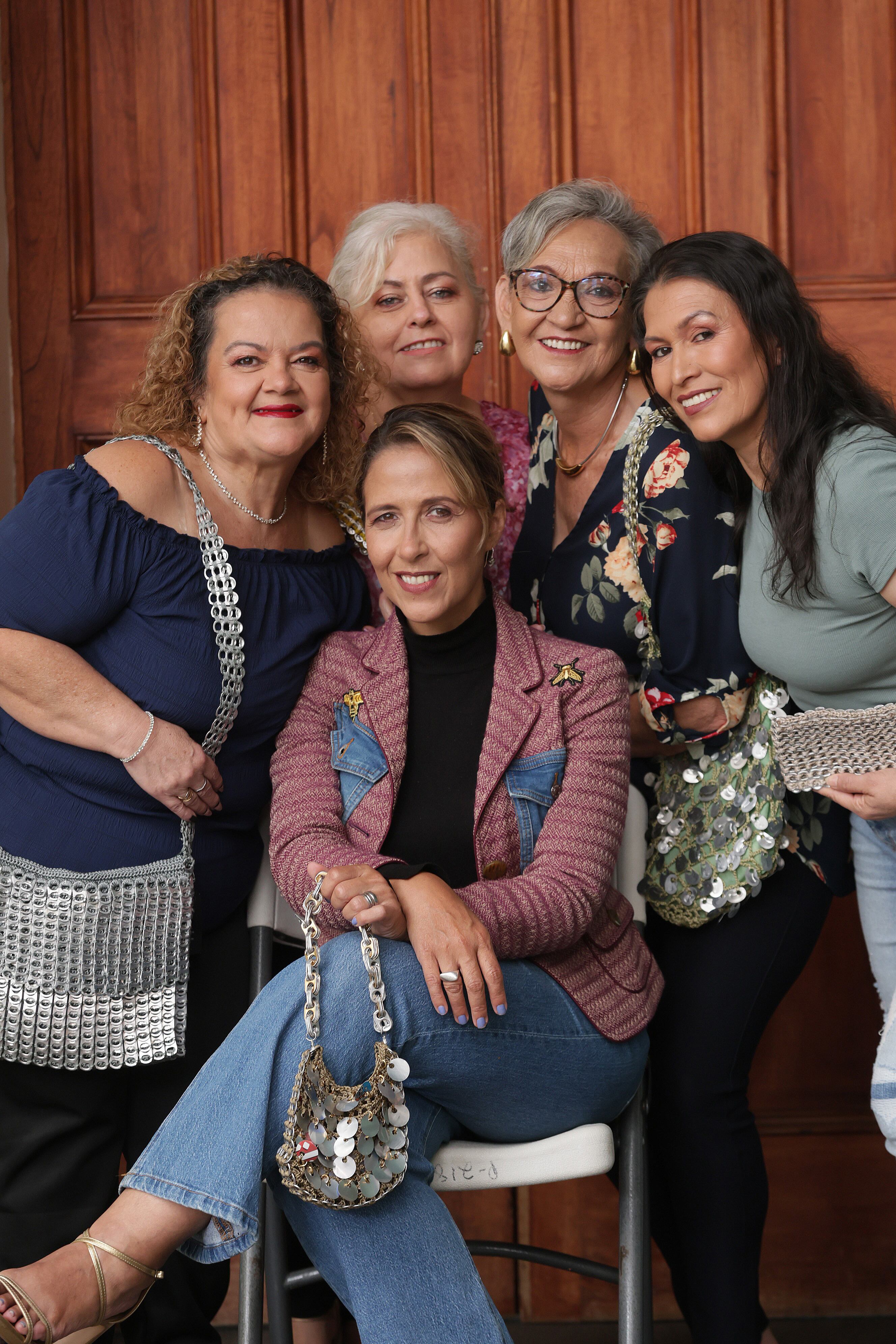 Lenis García enseña sus bolsos y da capacitación a alumnas quienes aprenden esta técnica