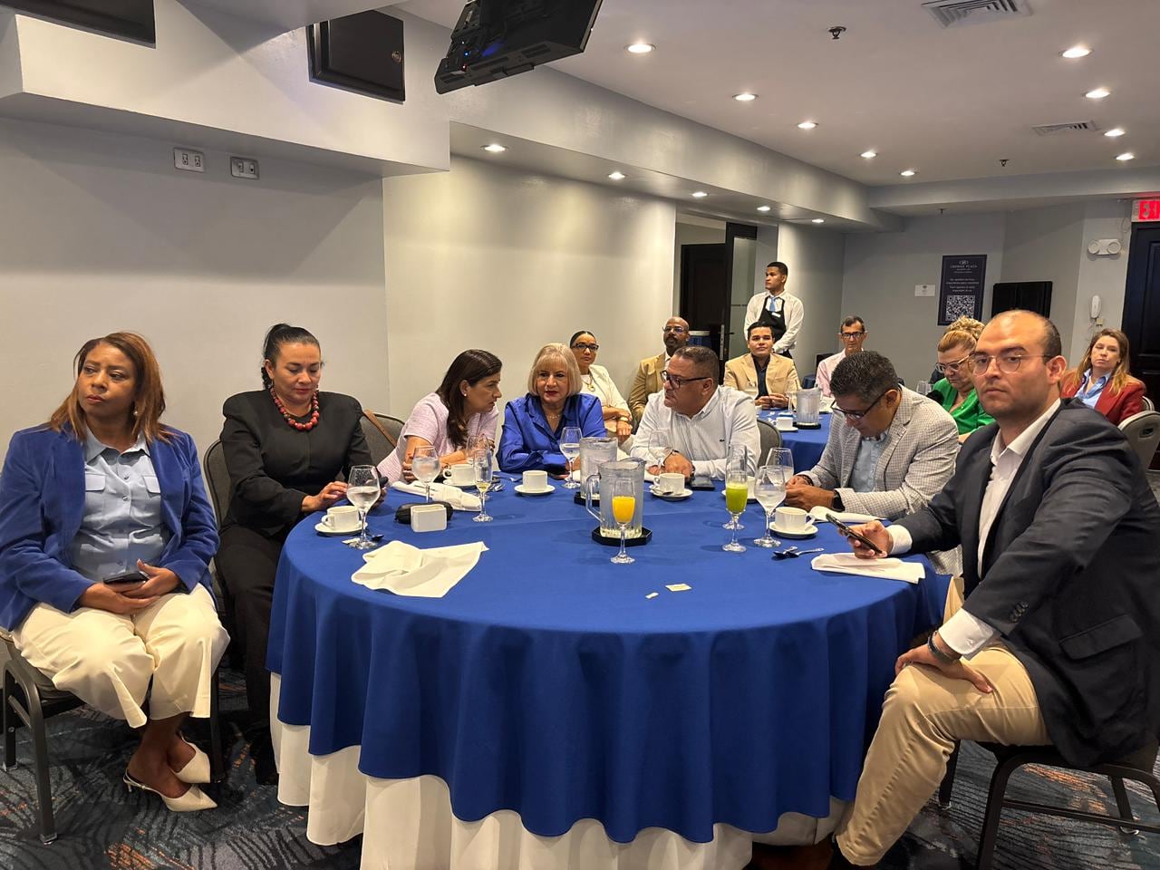 Canatrans organizó este lunes una reunión con diputados electos para exponerles la problemática que enfrenta el sistema de transporte público.