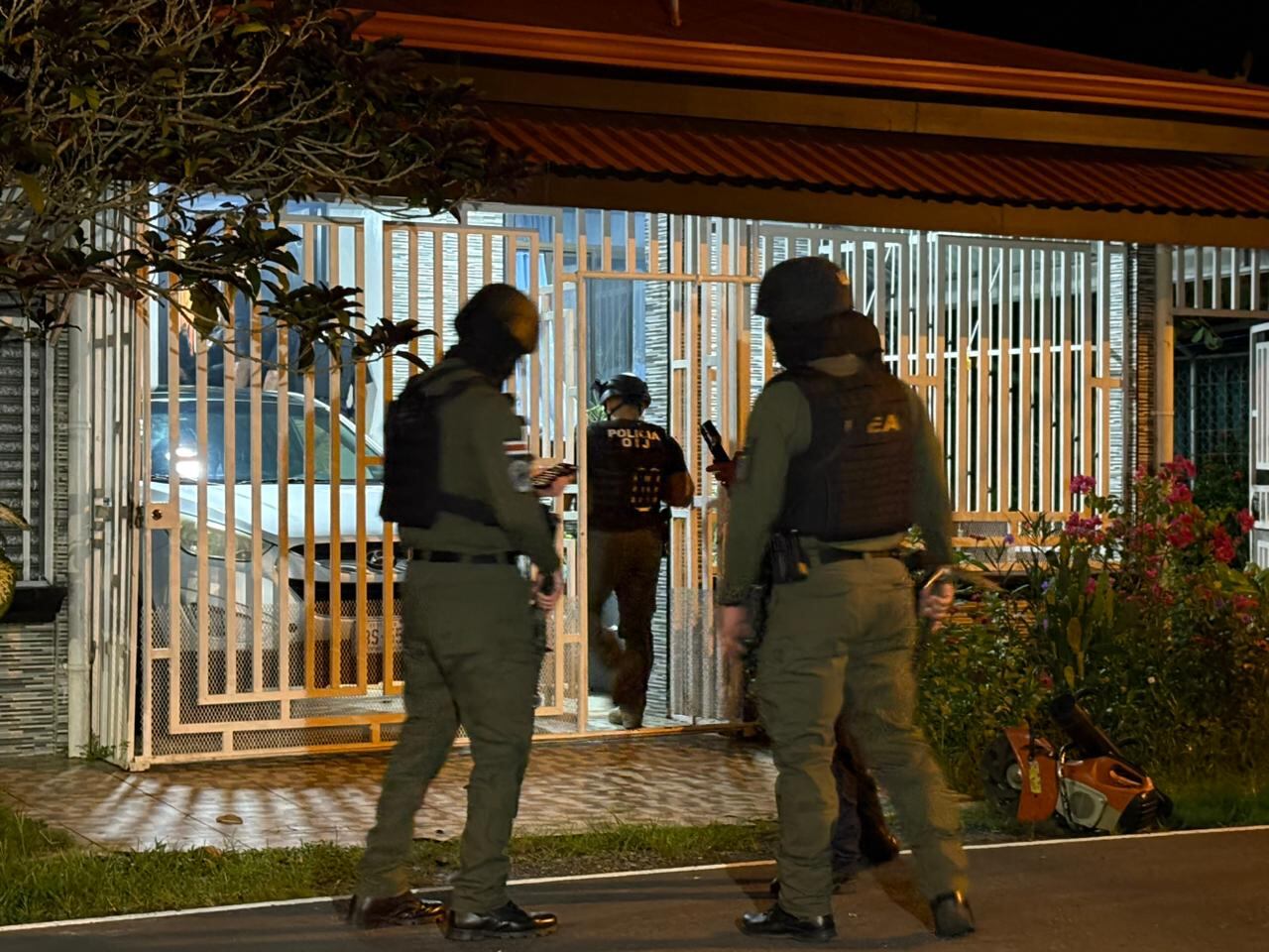 Agentes del OIJ de Batán y la Fiscalía allanaron cuatro sitios como parte de la investigación por el intento de homicidio de un oficial de la Fuerza Pública.