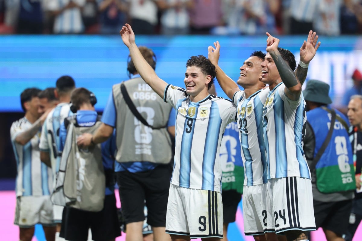 Julián Álvarez, Lautaro Martínez y Enzo Fernández celebran la clasificación de Argentina a los cuartos de final del Mundial 2026.