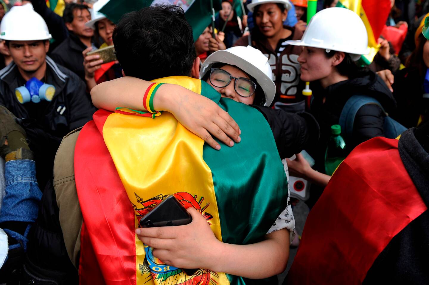 People take to the streets of La Paz to celebrate the resignation of Bolivian President Evo Morales on November 10, 2019. - Morales announced his resignation on Sunday, caving in following three weeks of sometimes-violent protests over his disputed re-election after the army and police withdrew their backing. (Photo by JORGE BERNAL / AFP)