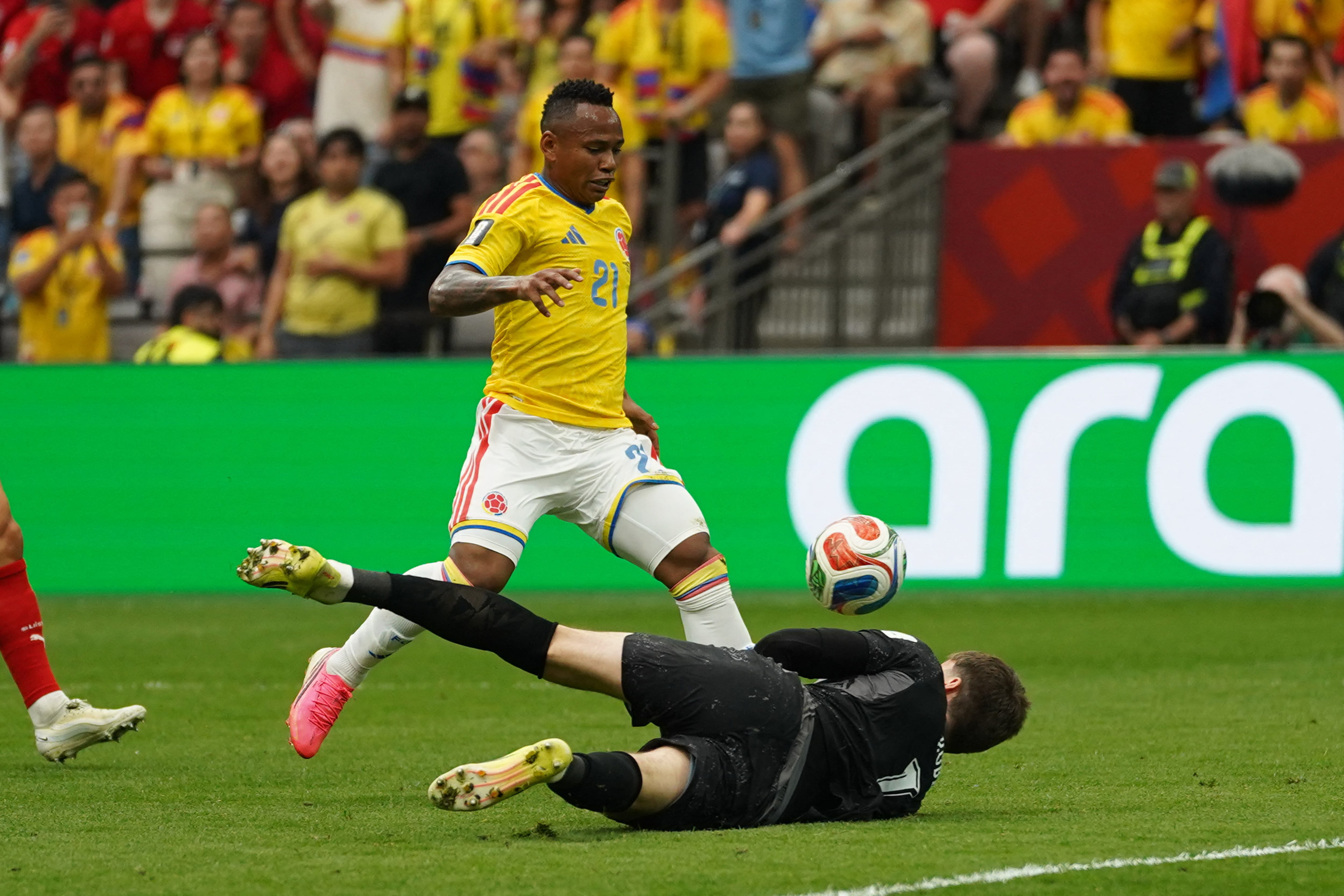 Jaminton Campaz, jugador de la selección de Colombia, disputa el balón con el portero Gregor Kobel, de la selección de Suiza, durante el partido de los octavos de final de la Copa Mundial de la FIFA 2026 entre Colombia y Suiza, disputado en el BC Place Stadium, el 7 de julio de 2026, en Vancouver, Canadá. (Foto de Leonardo Ramirez/Eyepix Group/NurPhoto) (Foto de Eyepix/NurPhoto vía AFP).