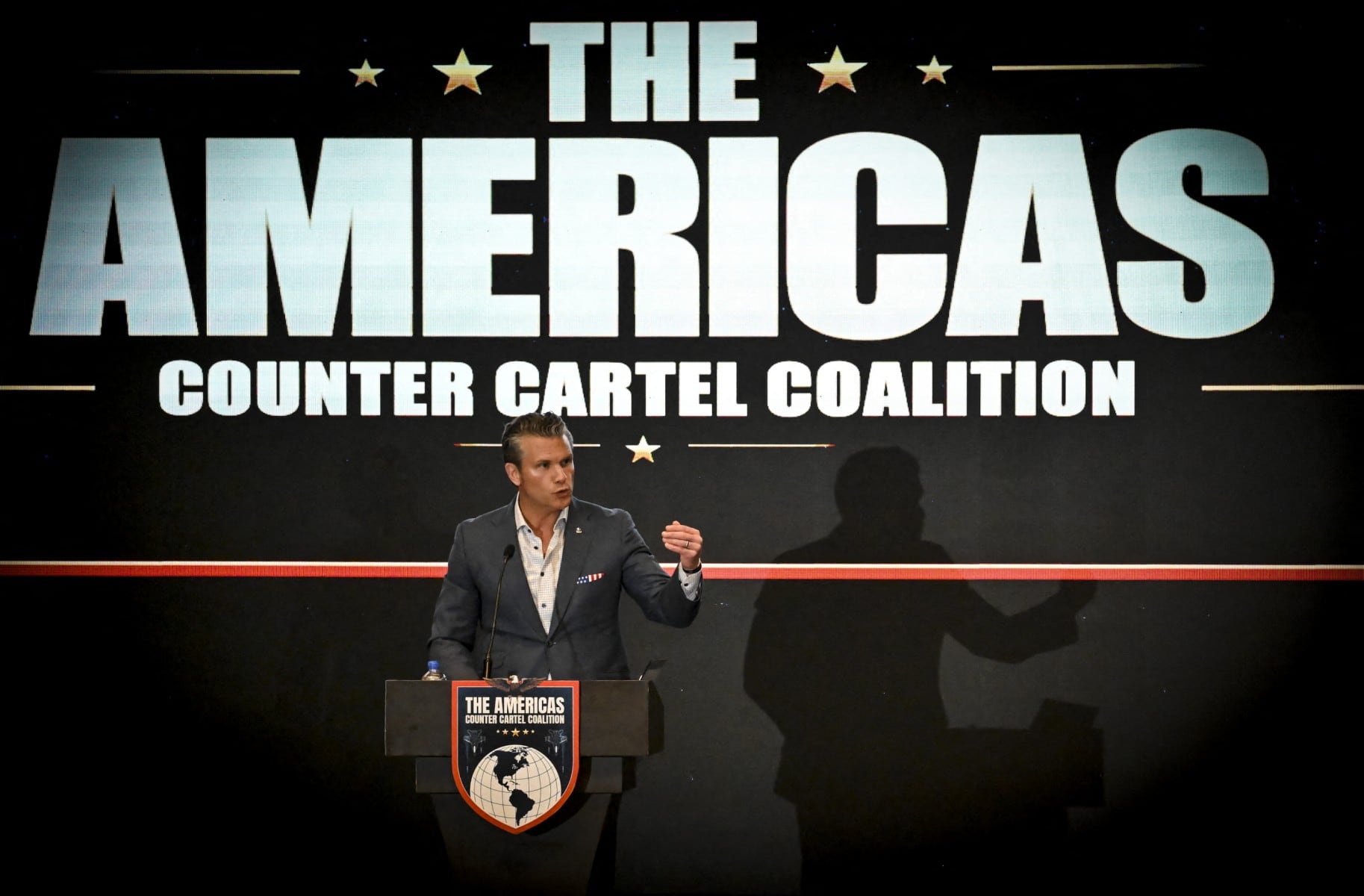 El secretario de Defensa de Estados Unidos, Pete Hegseth, habla durante un foro de la Coalición de las Américas contra los Cárteles, en Ciudad de Panamá, el 12 de agosto de 2026.