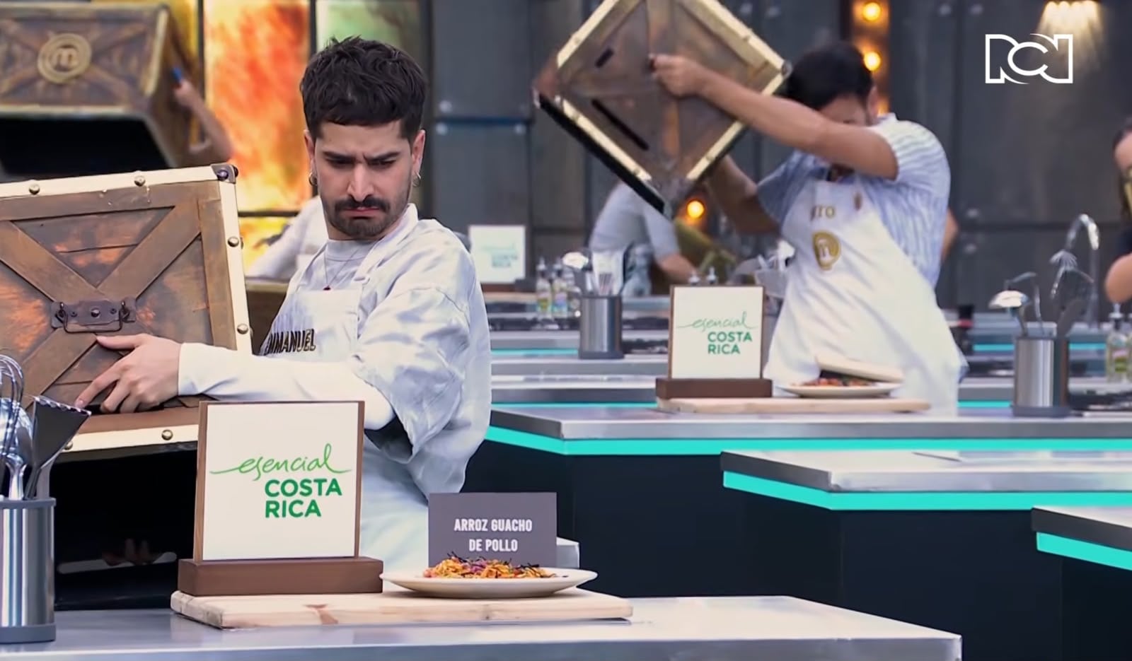 Los participantes destaparon las cajas sorpresa con platillos de Costa Rica.