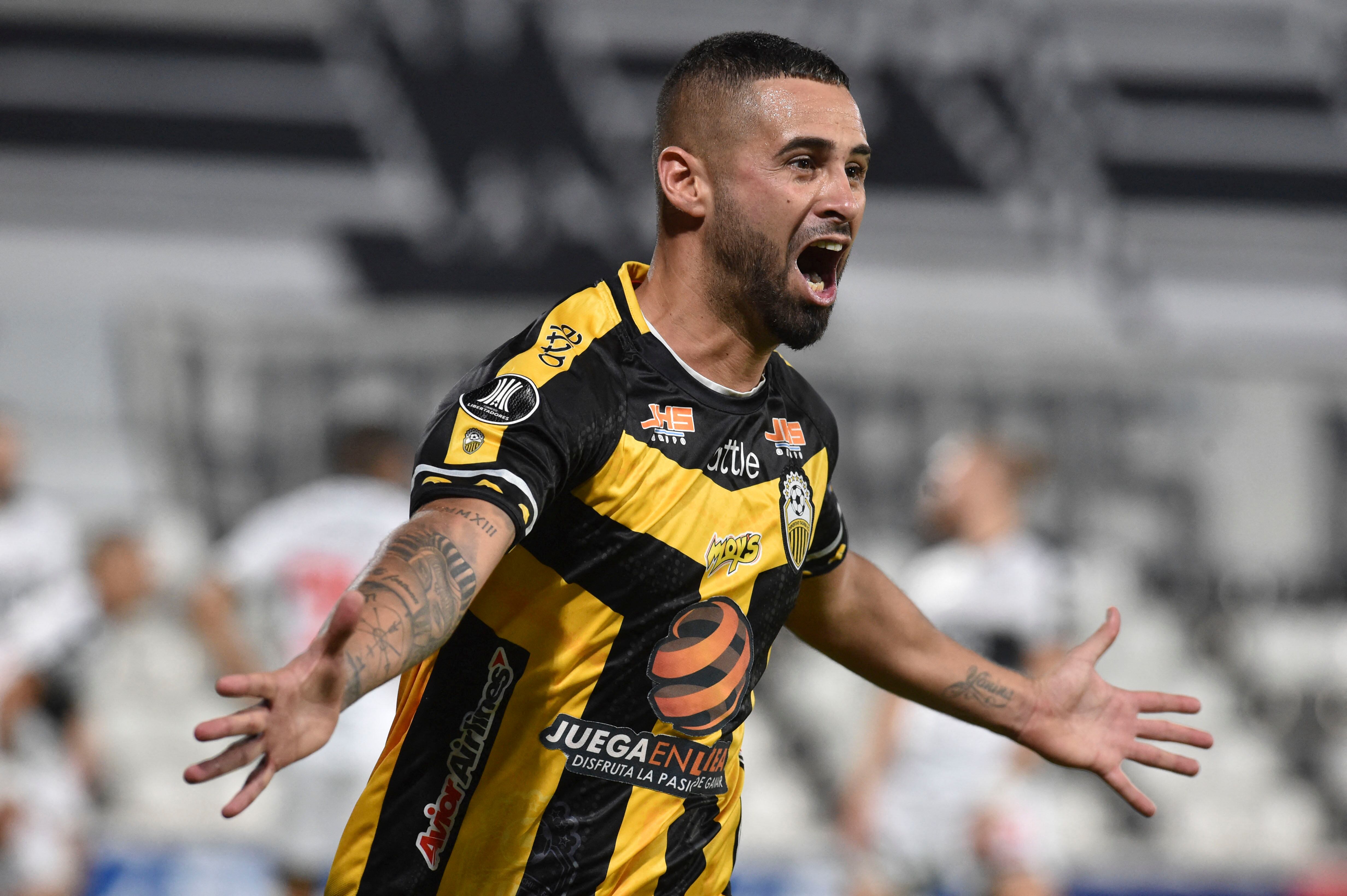 El futbolista argentino Luca Trejo, aquí en un partido de Copa Libertadores con el Deportivo Táchira, en el 2021. El jugador busca a su familia tras el terremoto de Venezuela del 24 de junio.