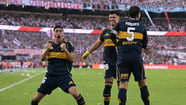Boca Juniors vence a River Plate en el Superclásico del fútbol argentino