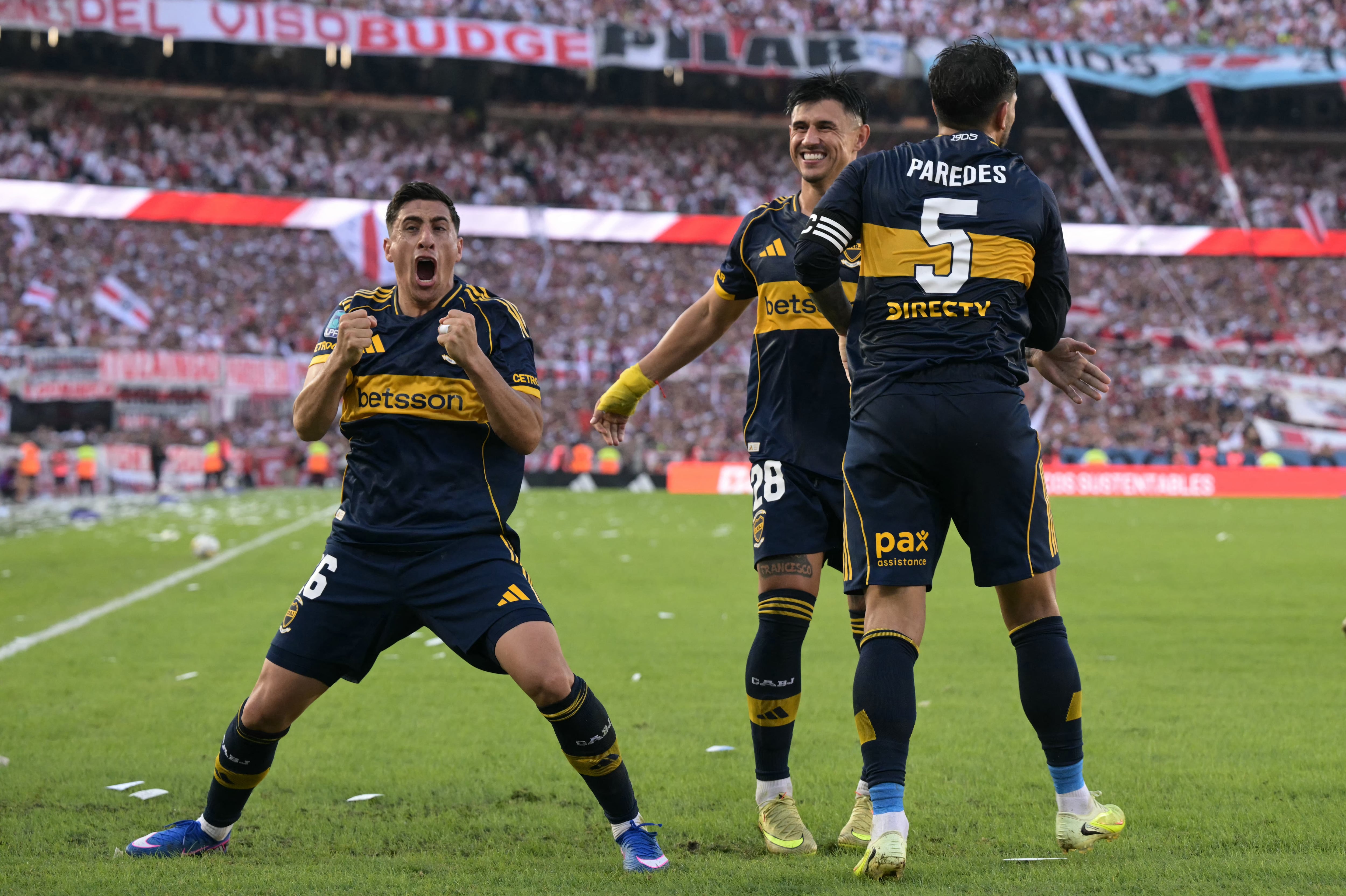 Miguel Merentiel (izquierda) celebra con sus compañeros el gol del Boca Juniors de visita ante River Plate en el clásico argentino.