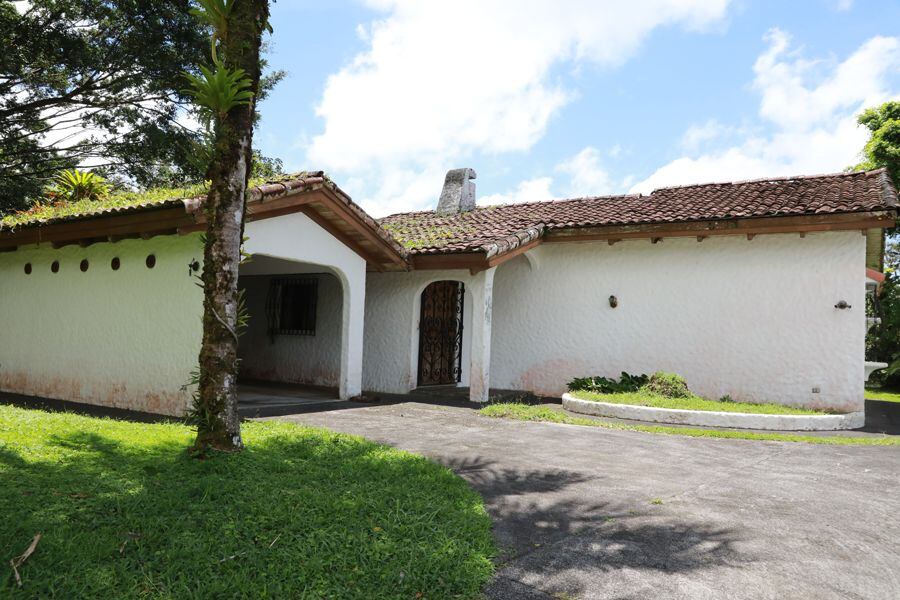 Propiedad en Arenal, Tilarán de 2.342,64 m² incluye construcción. Valor actual ₡52 millones tras rebaja del 21% por revaloración geográfica.