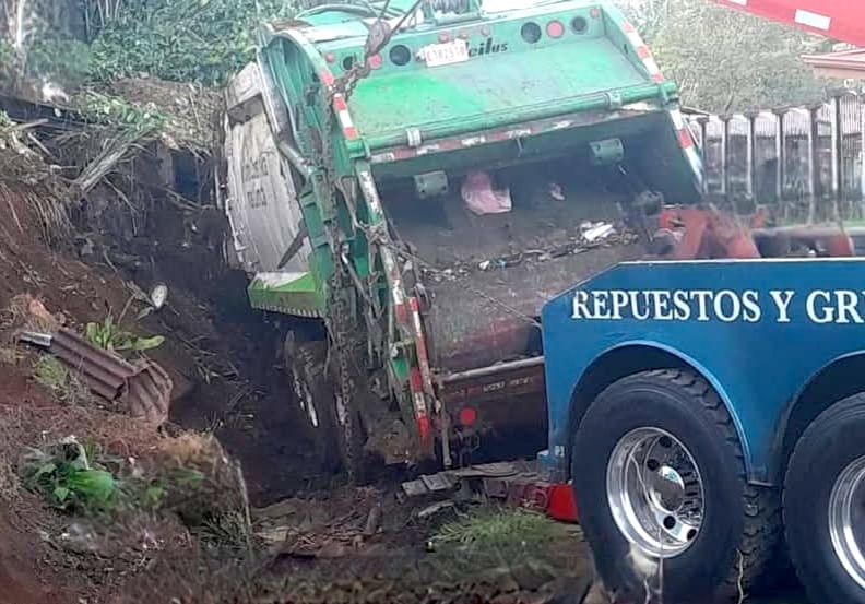 Unidades de la Cruz Roja atendieron el vuelco de un camión recolector de basura en San Pedro de Santa Bárbara, Heredia, donde una persona falleció en el lugar. Fotografía: