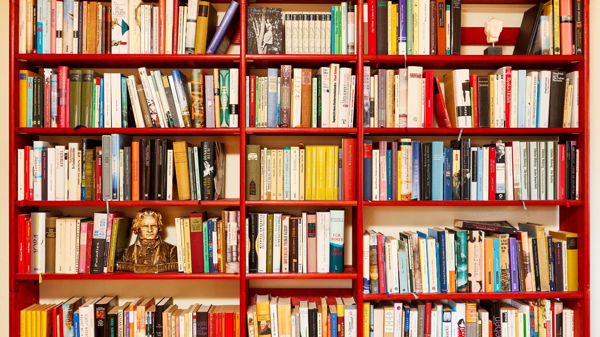 Solicitudes basadas en referencias falsas generadas por inteligencia artificial saturan bibliotecas y obligan a reforzar la verificación previa.